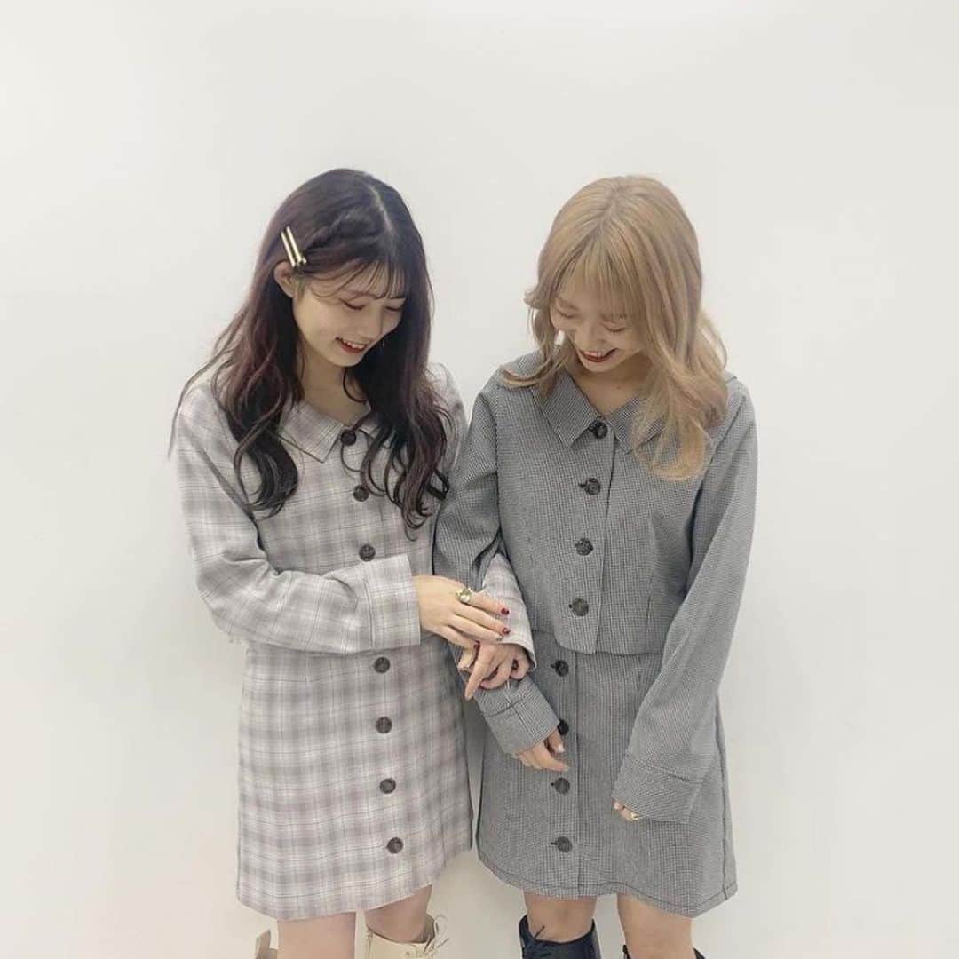 のインスタグラム：「ㅤㅤㅤㅤㅤㅤㅤㅤㅤ﻿ \\spring outer&sandal  preorder//﻿ ﻿ 大好評の春の受注会🌷 ﻿ 公式通販、店頭にて予約受付中♡﻿ ※店頭受注会は2/17まで  【ご予約特典♥︎】﻿ ﻿ \\店舗&公式通販共通イベント✨//﻿ ﻿ 受注会対象アウター3型とサンダル2型を﻿ ご予約いただいたお客様に﻿ オリジナルモバイルショルダーをpresent🥺♥︎﻿ ﻿ ※2/17(水)までのご予約のお客様に限ります。 ※上限に達した場合は予定より早く 特典終了の場合もございます。 ※商品のお渡しは2/26(fri)よりスタート。 ※ノベルティは3月上旬〜中旬頃に別途お渡しします。 ※2/6以前にサンダル2型をご予約いただいた﻿ お客様にもノベルティをつけて配送いたします。﻿ ※WEBでは色はお選びいただけません。﻿ ﻿  ﻿ ﻿ 【受注会アイテム】﻿ ﻿ ▫︎身長別vintageトレンチ﻿ #131200090 ¥8,900+tax﻿ ﻿ ▫︎女の子ロングマンパ﻿ #131200080 ¥7,900+tax﻿ ﻿ ▫︎ステンカラージャケット﻿ #121240120 ¥4,900+tax﻿ ﻿ ▫︎setupビスチェ﻿ #131310360 ¥2,900+tax﻿ ﻿ ▫︎setupミニスカート﻿ #131400190 ¥3,900+tax﻿ ﻿ ▫︎ライン入りヒールサンダル﻿ #139910460  #139910470 ¥5,900+tax﻿ ﻿ ▫︎グリッタースポサン﻿ #139910480 ¥5,900+tax﻿ ﻿ ﻿ ﻿ #ナイスクラップ #niceclaup #コーディネート#ootd #coordinate #ナイスクラップのコーデ #ナイス女子 #myナイス　#アウター　#outer ﻿ #トレンチ　#マンパ　#マウンテンパーカー」