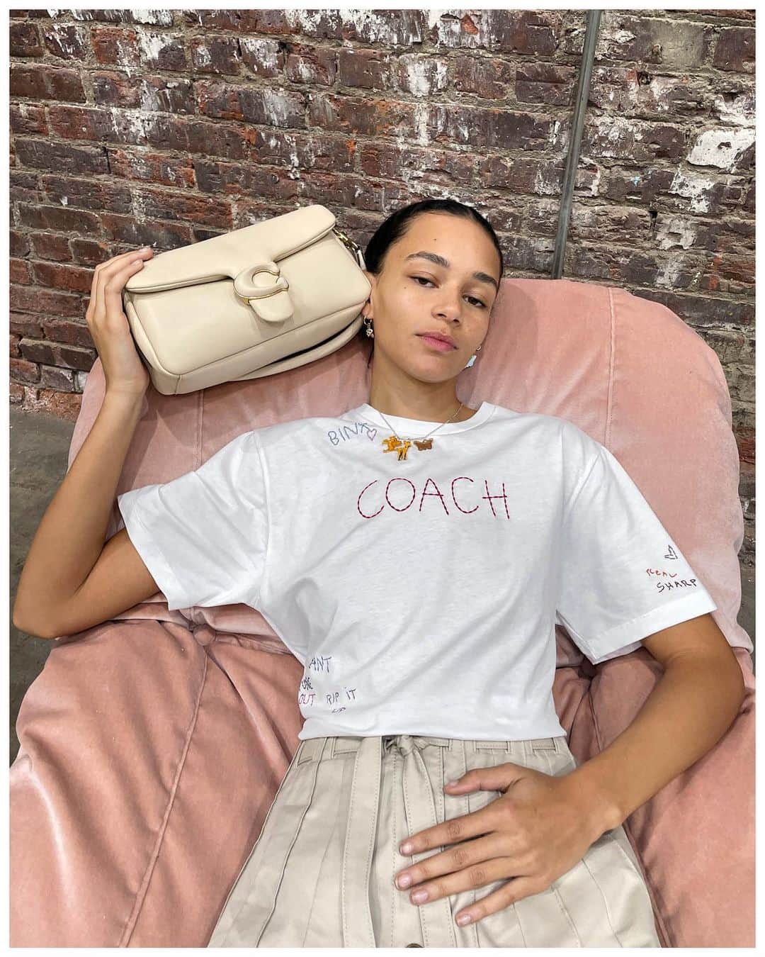 コーチさんのインスタグラム写真 - (コーチInstagram)「#BinxWalton puts the pillow in Pillow Tabby (go ahead, try it yourself). ✨ #TabbyBag  Captured by: #JuergenTeller  #CoachNY」2月13日 11時35分 - coach