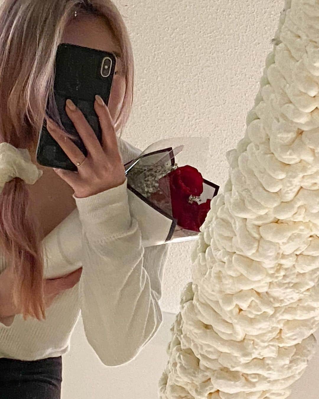 Megan Yimのインスタグラム：「Roses are red My hair is pink Just made a mirror What do y’all think?🥰  The simplest things make me really happy 🌹  What makes you happy?✨」