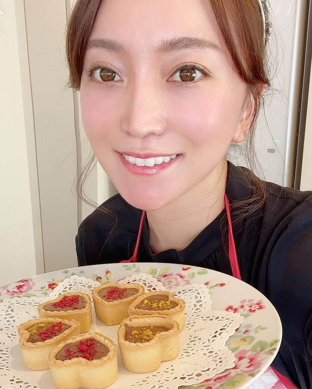 加藤綾菜さんのインスタグラム写真 - (加藤綾菜Instagram)「大好きなチーたん😍❤️にバレンタインを手作りしました✨ 手抜きしたのバレバレだし💦 ハプニングもあり😂 でも、今年も渡せてよかったなぁ✨✨✨  １２時にYouTubeアップします💕 #大好き #バレンタイン #前髪のたちあがり #100点」2月13日 11時28分 - katoayana0412