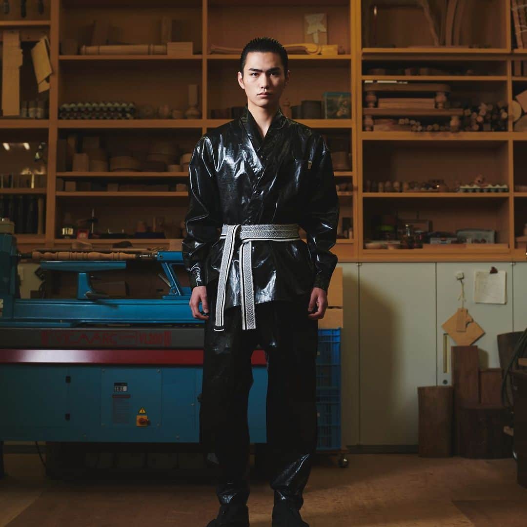 資生堂 のインスタグラム：「. yoshiokubo GROUNDFLOOR 2021 FALL/WINTER EXHIBITION @yoshiokubo_official   Hair&Makeup: @teruakishinjo (新城 輝昌)  #yoshiokubo  #pfw  #paris  #mensfashion  #parisfashionweek #fashion  #ファッション  #ビューティー #パリコレ #パリメンズ  #shiseidohma  @parisfashionweek」