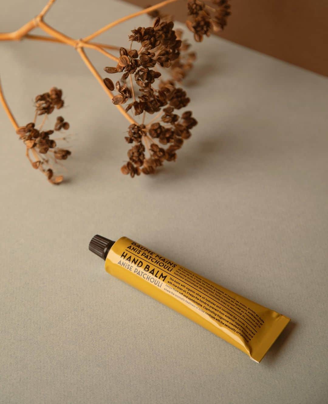 カンパニードプロバンスのインスタグラム：「SOS dry hands 🌿 Enrichi en huile d'olive Bio de Provence et en huile de son de riz, ce baume a été spécialement conçu pour hydrater et nourrir les mains ✋ Il aide également les mains à lutter contre les agressions extérieures et les garde douces et confortables. ⁠ --⁠ SOS dry hands 🌿 Enriched with organic olive oil from Provence and rice bran oil, this balm has been specially designed to moisturize and nourish the hands ✋ It also helps the hands to fight against external aggressions and keeps them soft and comfortable.」