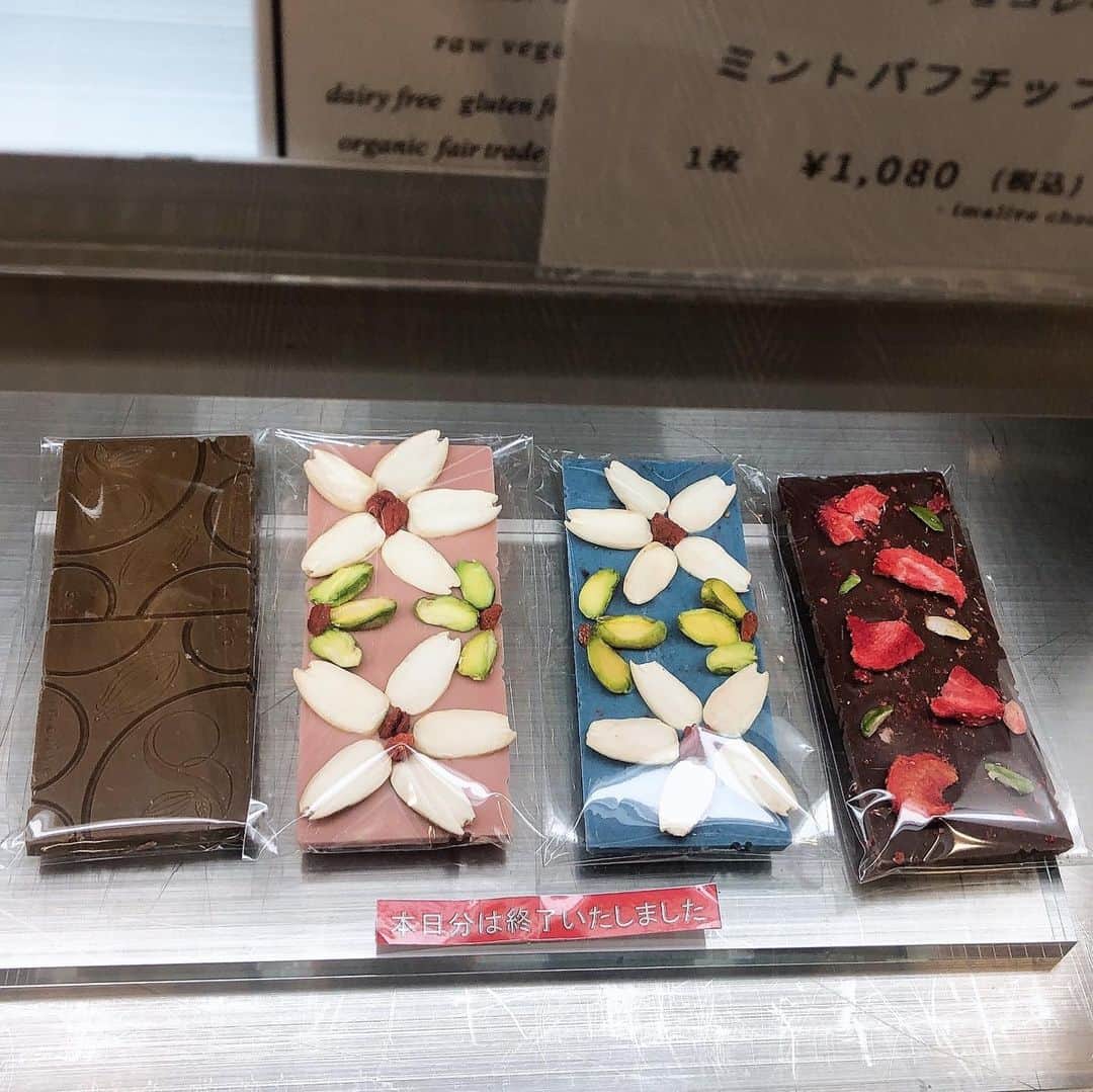 田中里依奈さんのインスタグラム写真 - (田中里依奈Instagram)「バレンタインにオススメ🍫🍫🍫 オーガニックチョコレート💕 @imalivechocolate  . @whi.syr.870209  . 通常のチョコレートは、カカオ豆を100度以上の温度でローストして製造しているため、カカオに含まれる栄養素が減少してしまうのですが、Rawチョコレートは、非加熱、低温で処理してるため、本来の栄養を壊すことなく残す事ができます😊🌸 ポリフェノール、マグネシウム、鉄、亜鉛、ビタミンEなど、美容や健康に嬉しい栄養素がたっぷり😆 乳化剤などの添加物、白砂糖不使用、天然素材のみで一枚一枚丁寧に手作りしていて、見た目もかわいいチョコレートです❤️抹茶とミント美味しかったぁ🥰 14日まで、伊勢丹新宿店6Fで限定販売中です♪ . #imalivechocolate #オーガニックチョコレート#ローチョコレート#オーガニック#organic#nogmo #白砂糖不使用#vegan#アレルギー対応スイーツ#農薬不使用#グルテンフリー#身体に優しいチョコレート」2月13日 22時22分 - riina_tanaka