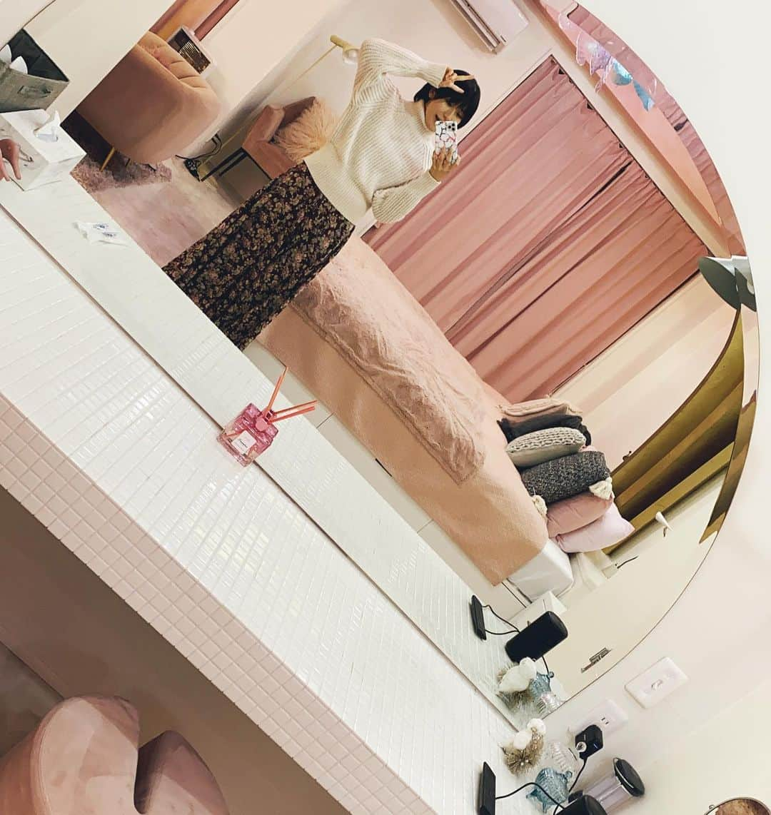 来栖うさこさんのインスタグラム写真 - (来栖うさこInstagram)「お泊まり女子会🌸✨ . MOSHI MOSHI ROOMSに 行ってきましたあああ！！  @moshimoshi_rooms . SAKURAの名前の通り 入り口までの階段まで桜🤣🌸 . ドアはイチゴチョコみたい、笑 隅々まで可愛くて 部屋も広くてかなりゆったり くつろげる空間だったよ〜☺️✨ . つぎは別の部屋も行きたい！ あとね、屋上もロケーション最高だった😭💓 . . . .  #mosimoshirroms #原宿宿泊 #原宿に泊まろう #KAWAII #女子会 #誕生日会 #撮影会 #お泊り会 #pr #トリドリベース」2月13日 22時22分 - kurusu_usako