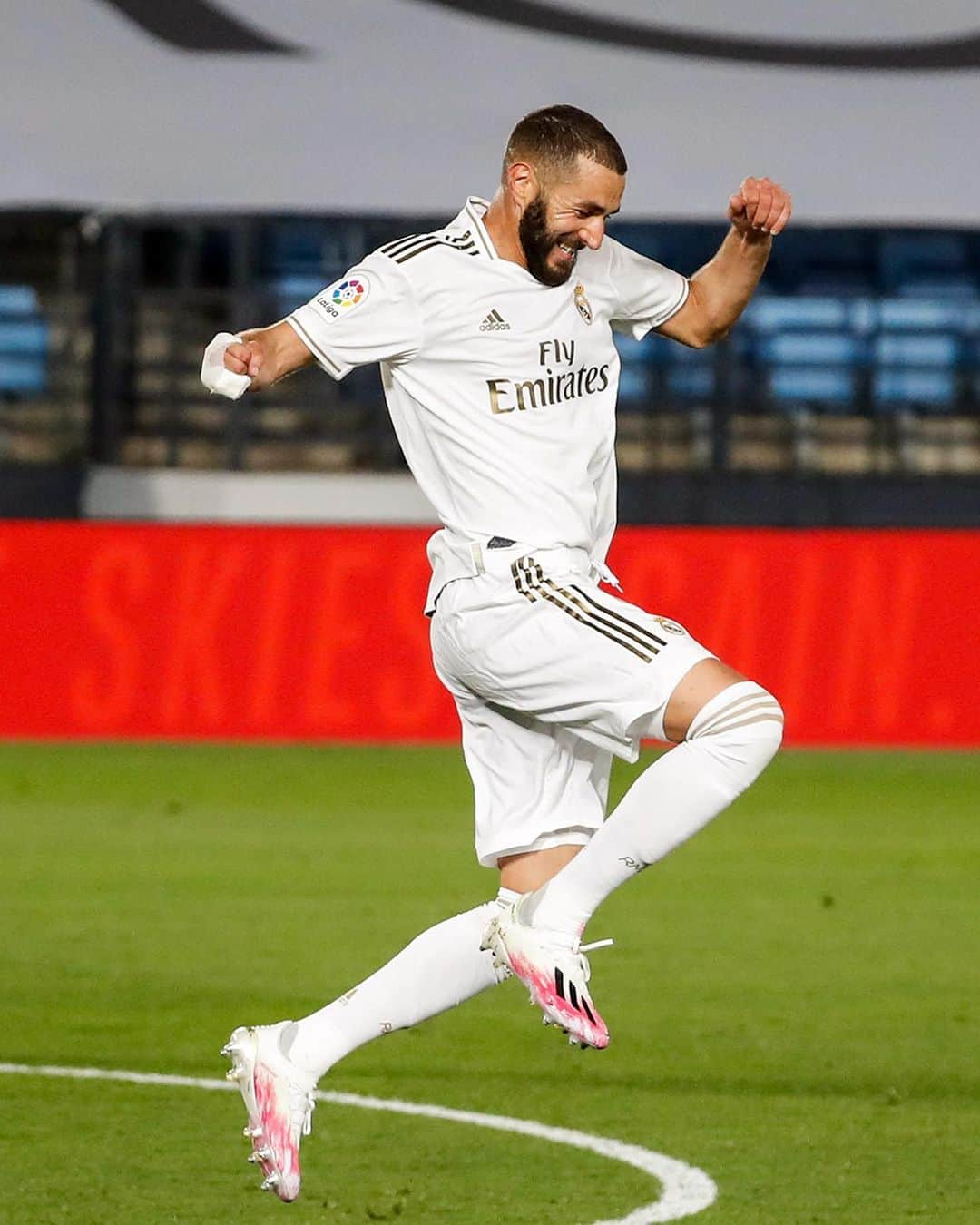 レアル・マドリードさんのインスタグラム写真 - (レアル・マドリードInstagram)「💥 Last time at home vs Valencia... @KarimBenzema magic! 👉 💫 ¡Golazo de VOLEA! ⚽️ @LaLiga 2019/20 #RMLiga • #HalaMadrid」2月13日 22時28分 - realmadrid