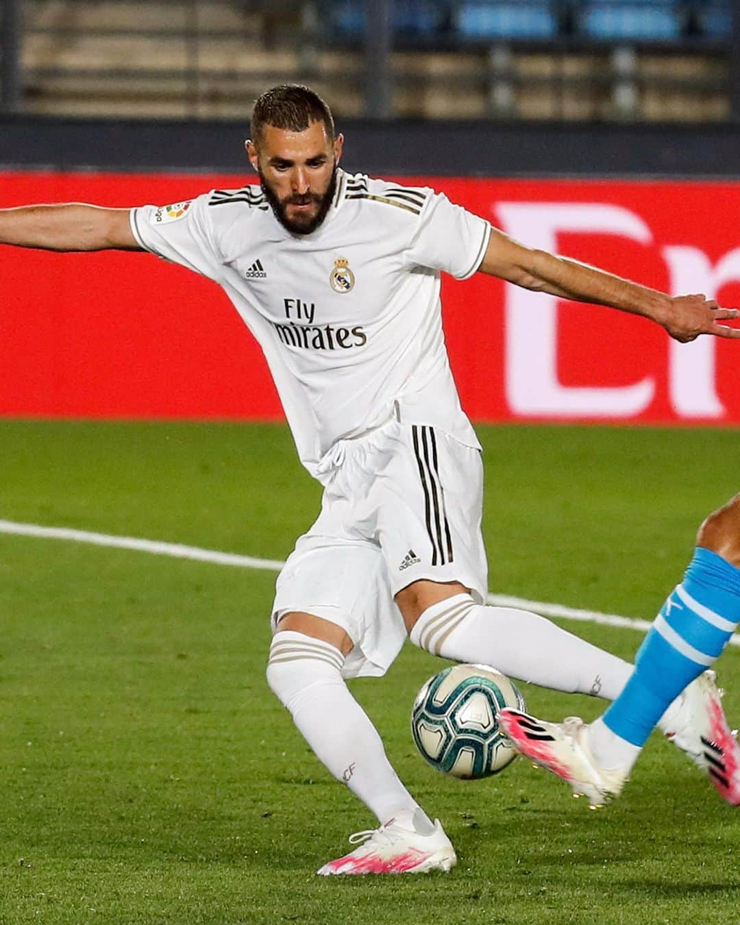 レアル・マドリードさんのインスタグラム写真 - (レアル・マドリードInstagram)「💥 Last time at home vs Valencia... @KarimBenzema magic! 👉 💫 ¡Golazo de VOLEA! ⚽️ @LaLiga 2019/20 #RMLiga • #HalaMadrid」2月13日 22時28分 - realmadrid