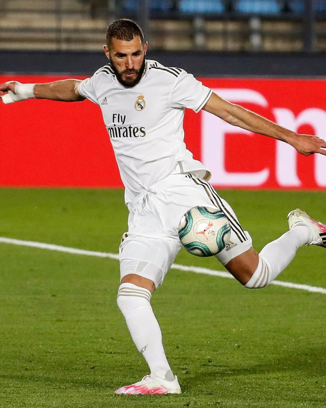 レアル・マドリードさんのインスタグラム写真 - (レアル・マドリードInstagram)「💥 Last time at home vs Valencia... @KarimBenzema magic! 👉 💫 ¡Golazo de VOLEA! ⚽️ @LaLiga 2019/20 #RMLiga • #HalaMadrid」2月13日 22時28分 - realmadrid