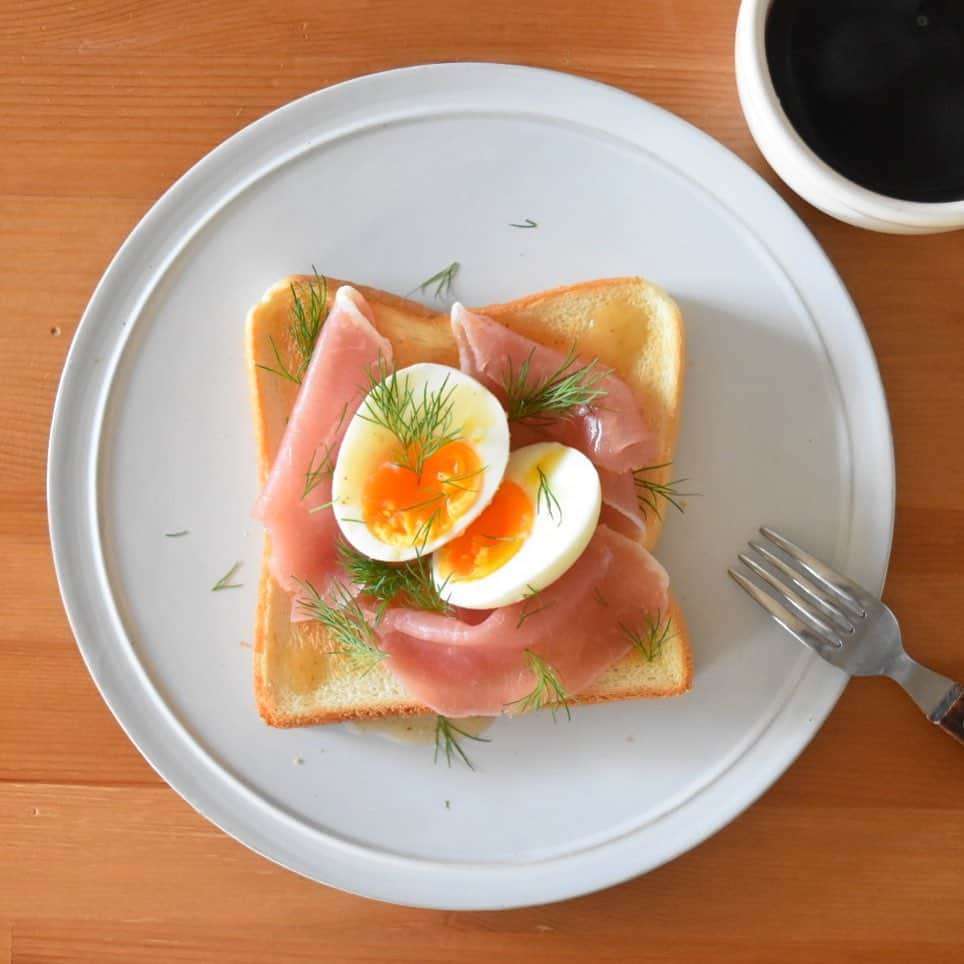 山崎佳さんのインスタグラム写真 - (山崎佳Instagram)「Today’s breakfast. アボカドものせるつもりだったんだけど、なぜかアボカドが行方不明…。一昨日買ったはずなんだけどな…。」2月13日 21時02分 - keiyamazaki