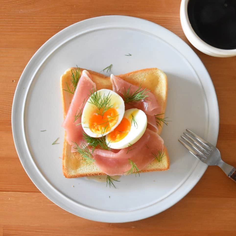 山崎佳のインスタグラム：「Today’s breakfast. アボカドものせるつもりだったんだけど、なぜかアボカドが行方不明…。一昨日買ったはずなんだけどな…。」