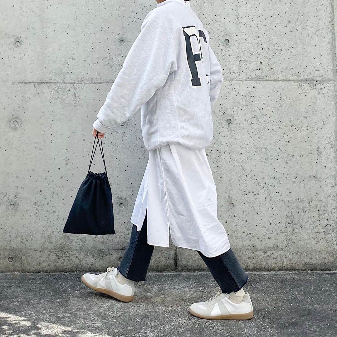 ryokoのインスタグラム：「▪︎ . モノトーンコーデ スウェットとシャツワンピとブラックデニムパンツ . . . top #championreverseweave  dress #airroomproducts  bottoms #apc shoes #maisonmargiela  bag #era_goods」