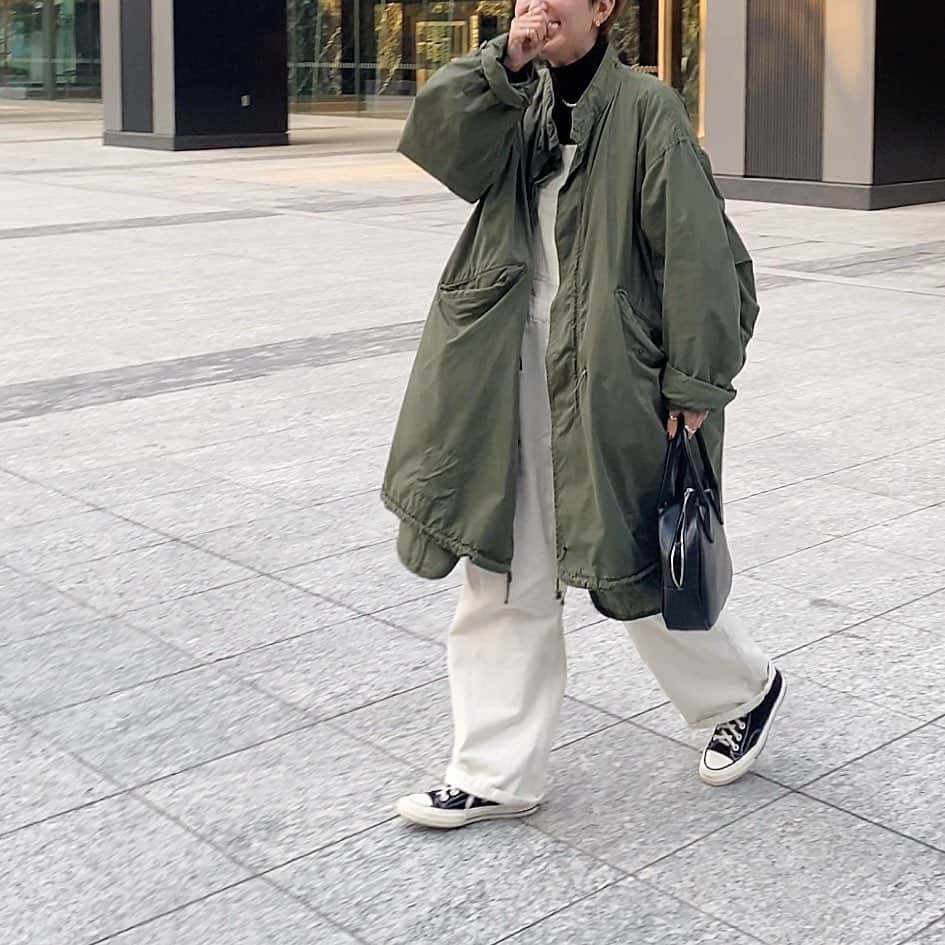 mikiさんのインスタグラム写真 - (mikiInstagram)「* 2021.2.13(sat) ・ 緑をバックに緑を着る女🌳笑 こないだ投稿したモノクロリンクコーデの日 アウターは緑来てました💚 ・ ・ #ショートカット女子 #カジュアルコーデ #着回し #着比べコーデ #高身長女子 #高身長コーデ  #プチプラコーデ #ボーイッシュコーデ #メンズライクコーデ #モノクロコーデ #オーバーオール #コーデ特集 #カジュアルコーデ  #ゆるコーデ #ゆるトップス  #春コーデ #シンプルコーデ #スニーカー女子 #ミリタリーコーデ #m65 #古着 #古着コーデ」2月13日 20時57分 - miki__072