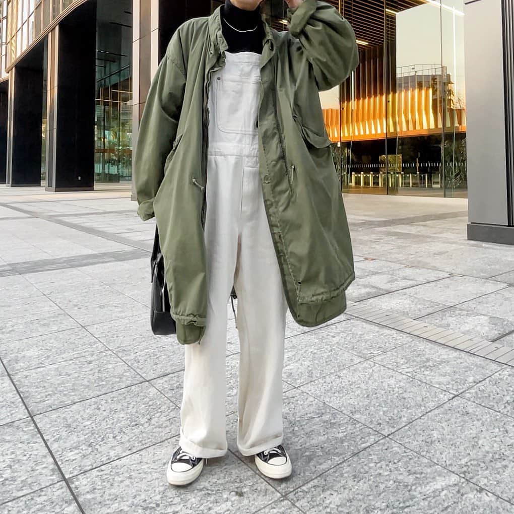 mikiさんのインスタグラム写真 - (mikiInstagram)「* 2021.2.13(sat) ・ 緑をバックに緑を着る女🌳笑 こないだ投稿したモノクロリンクコーデの日 アウターは緑来てました💚 ・ ・ #ショートカット女子 #カジュアルコーデ #着回し #着比べコーデ #高身長女子 #高身長コーデ  #プチプラコーデ #ボーイッシュコーデ #メンズライクコーデ #モノクロコーデ #オーバーオール #コーデ特集 #カジュアルコーデ  #ゆるコーデ #ゆるトップス  #春コーデ #シンプルコーデ #スニーカー女子 #ミリタリーコーデ #m65 #古着 #古着コーデ」2月13日 20時57分 - miki__072