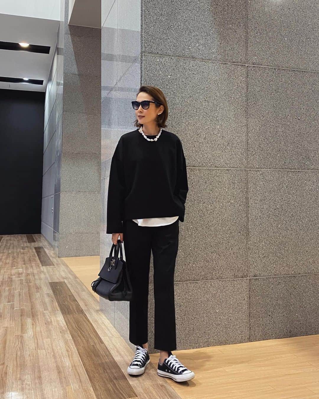 のインスタグラム：「#outfit  Tops... @elendeek Pants... @uniqlo @uniqlo_ginza Shoes... @converse_jp @converse Bag... @ferragamo Necklace... @stellarhollywood  モノトーンに @stellarhollywood のバロックパール。」