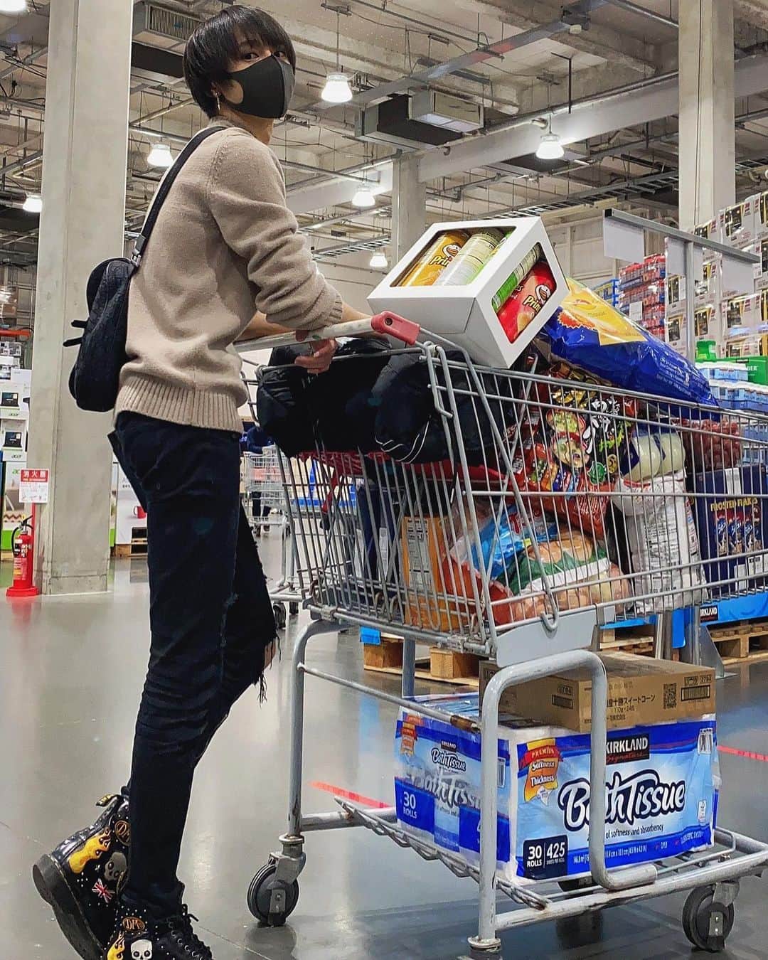 のインスタグラム：「#costco #家族 と🚗 ³₃ #コストコ  #vietnamese #vietnam 🇻🇳#followback #instagramers #tweegram #photooftheday  #패션 #메이크업 #뷰티 #20likes  #smile #follow4follow #like4like #look #instalike #igers  #instadaily #instafollow #followme  #instagood #bestoftheday #instacool」
