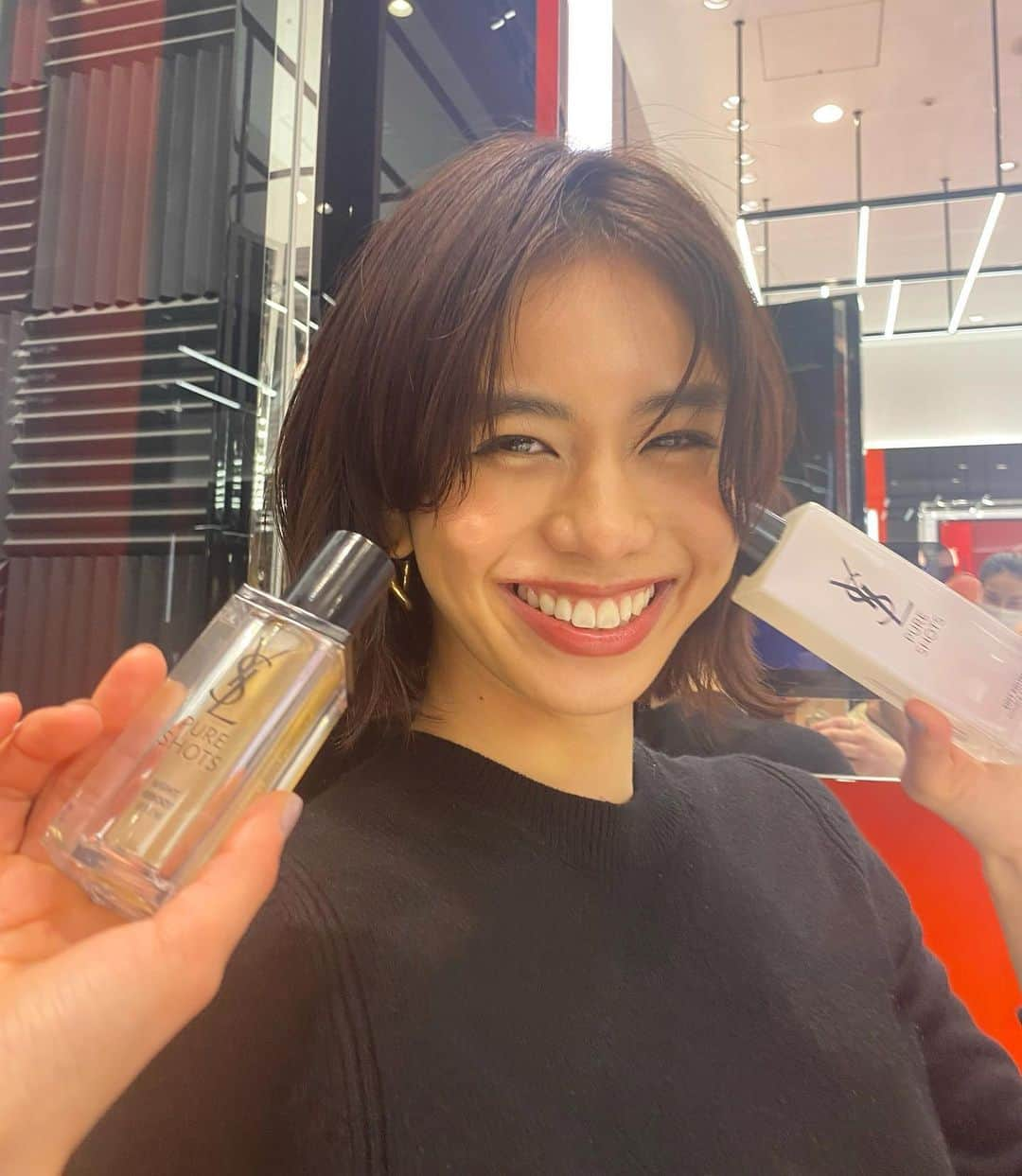 佐藤晴美さんのインスタグラム写真 - (佐藤晴美Instagram)「@yslbeauty  に、 この度ピュアショットエッセンスローションが新しく登場したそうです🤍  即効性が凄いです。 血色と共に潤いが瞬時に。  マスクに加え厄介な花粉の季節もやってきたので😭 ザラつき肌の対策に🤭  ナイトセラム、ローション、 このセット使いがオススメ🌙  @yslbeauty sponsored  #ピュアショット #ピュアショットナイトセラム #ピュアショットエッセンスローション」2月13日 20時59分 - sato_harumi__official