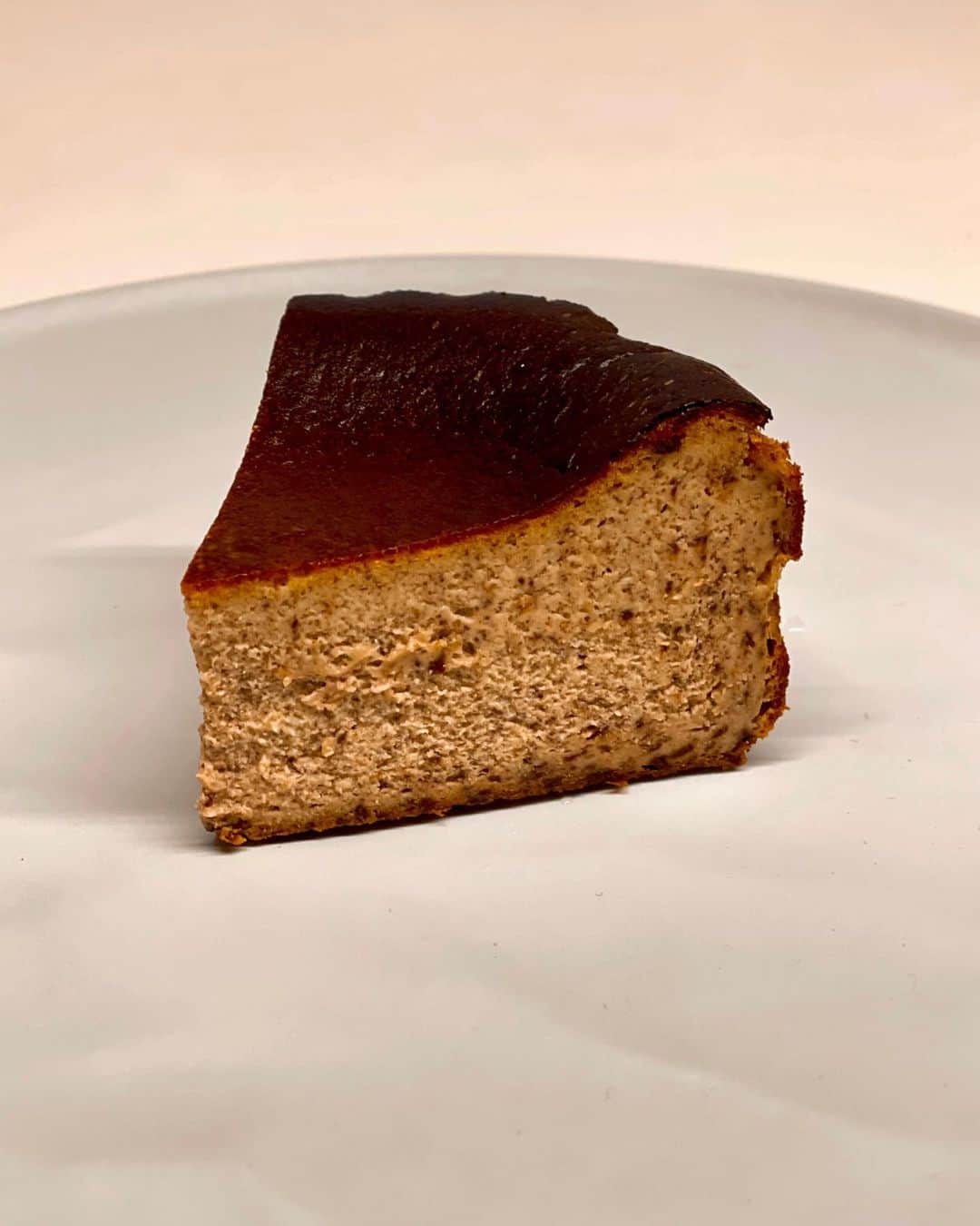 秋山具義さんのインスタグラム写真 - (秋山具義Instagram)「俺から俺に、﻿ 手作りバレンタインチョコバスクチーズケーキ♡﻿ ﻿ 甘すぎずにかなり美味しくできました。﻿ 難しくないので作ってみてほしいです。﻿ レシピは４枚目の写真を見てください。﻿ ﻿ #モジャメガネ焼き菓子部 #具義スイーツ2021」2月13日 21時00分 - gugitter