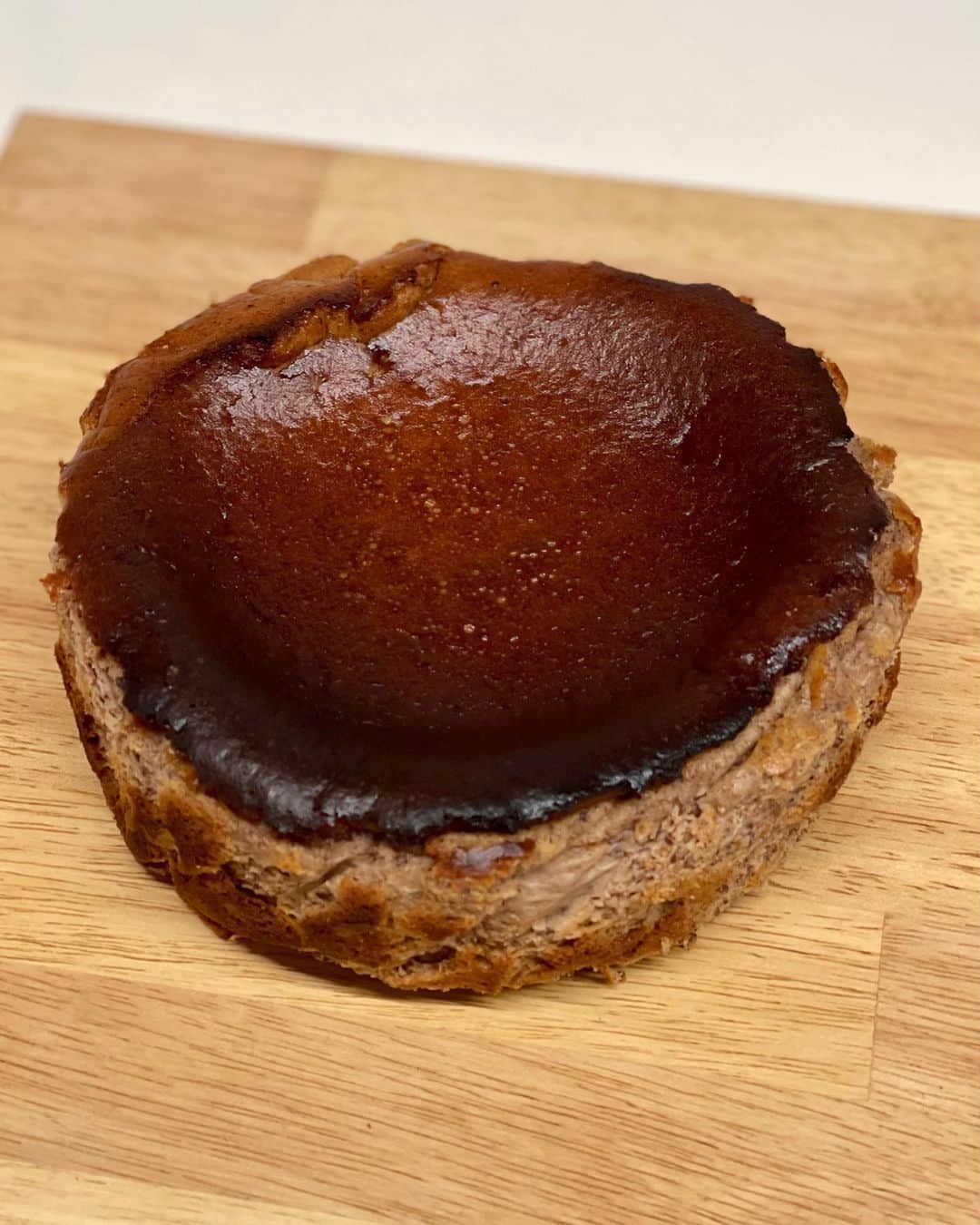 秋山具義さんのインスタグラム写真 - (秋山具義Instagram)「俺から俺に、﻿ 手作りバレンタインチョコバスクチーズケーキ♡﻿ ﻿ 甘すぎずにかなり美味しくできました。﻿ 難しくないので作ってみてほしいです。﻿ レシピは４枚目の写真を見てください。﻿ ﻿ #モジャメガネ焼き菓子部 #具義スイーツ2021」2月13日 21時00分 - gugitter