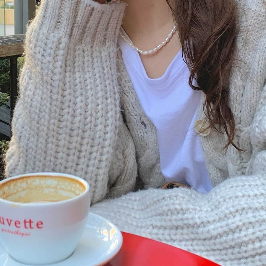 RiLiさんのインスタグラム写真 - (RiLiInstagram)「今っぽコーデに合わせてみて🗝️♡【パールアクセサリー】💍⁣ ......⁣ 上品なお呼ばれコーデにぴったりな【パールアクセサリー】🩰普段のコーデにも取り入れると程よいアクセントになっておしゃれさアップしちゃうの💕⁣ ロングネックレスは二重にしたり斜めがけしたり使い方がいろいろ🐶✨シンプルなコーデがいっきに華やかになるおすすめアイテムだよ👜⁣ カジュアルなスウェット×パールの組みあわせもかわいい🧡ゆるっとしたシルエットにはずしアイテムとして取り入れるのが今っぽいね！幅広く楽しめるパールアクセをチェックしてみて💐⁣ ❣❣❣❣❣⁣ サイトやSNSで掲載させていただくお写真募集中😘📸⁣ かわいいコーデやアイテム、注目スポットなどが撮れたら、ハッシュタグ→#rili_tokyo  を付けて投稿❗⁣ ．⁣ Special Thanks💋 Photo by⁣ @suzuhara_yuria⁣ @dmallangg⁣ @_______n___r_⁣ @manarinzel⁣ @________y15⁣ @aricco_o⁣ @8hang_⁣ @ayan_grm⁣ @mmo___14⁣ ⁣ .⁣ #パールアクセサリー #アクセサリー #ロングネックレス #パールアクセ #お呼ばれコーデ #上品コーデ #rili_tokyo #おしゃれさんと繋がりたい #お洒落さんと繋がりたい #ファッション #패션스타그램 #ootd #outfit」2月13日 21時00分 - rili.tokyo