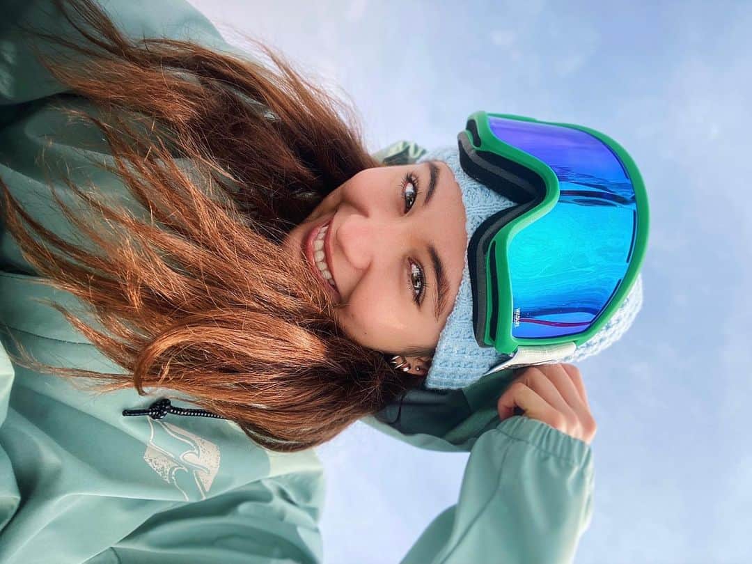AMIのインスタグラム：「Selfie in the snow 🤍☃️」