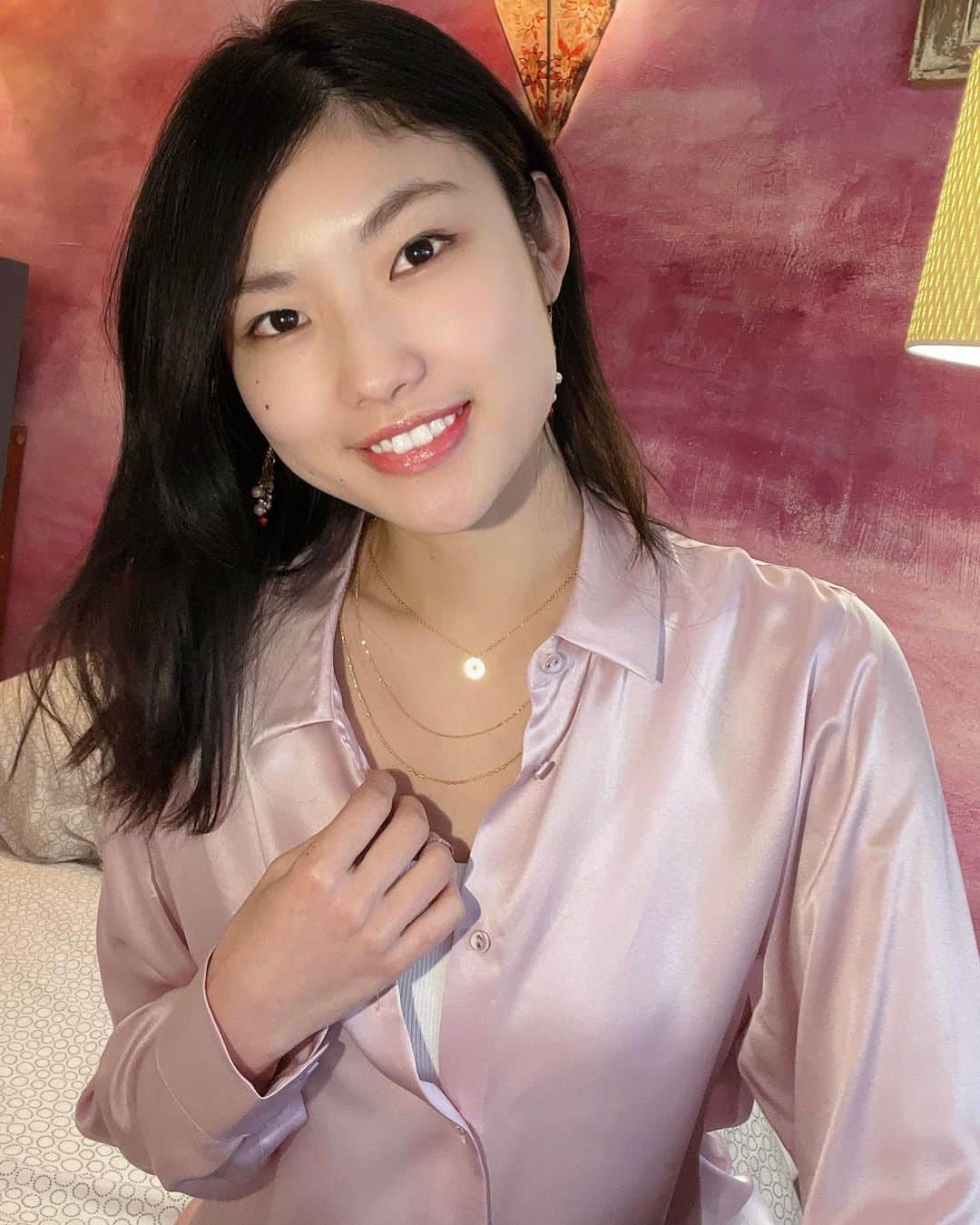 i_am_happpyのインスタグラム：「. . UNIQLO 2021ss new item . INESのシルクブラウスは上品で女性らしさがあるから フォーマルでも使えるし、シワになりにくいから ルームウェアにも🙆‍♀️かわいいピンクで春先取りっ🌸 2枚目は撮る前に間違えて撮れたやつ🤣 .  #ユニクロ21春夏何買った #シルクブラウス#uniqlo2021SS #uniqlo#uniqloginza2021SS」