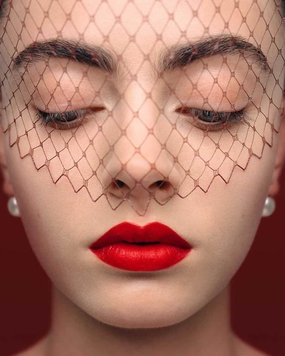 Dior Makeupのインスタグラム：「Let's celebrate love for Valentine's Day with Dior Makeup! Love is multifaceted. Send virtual kisses to your loved ones! Makeup by @peterphilipsmakeup, Creative & Image Director of Dior Makeup. • #diormakeup #wewearrouge #valentinesday」
