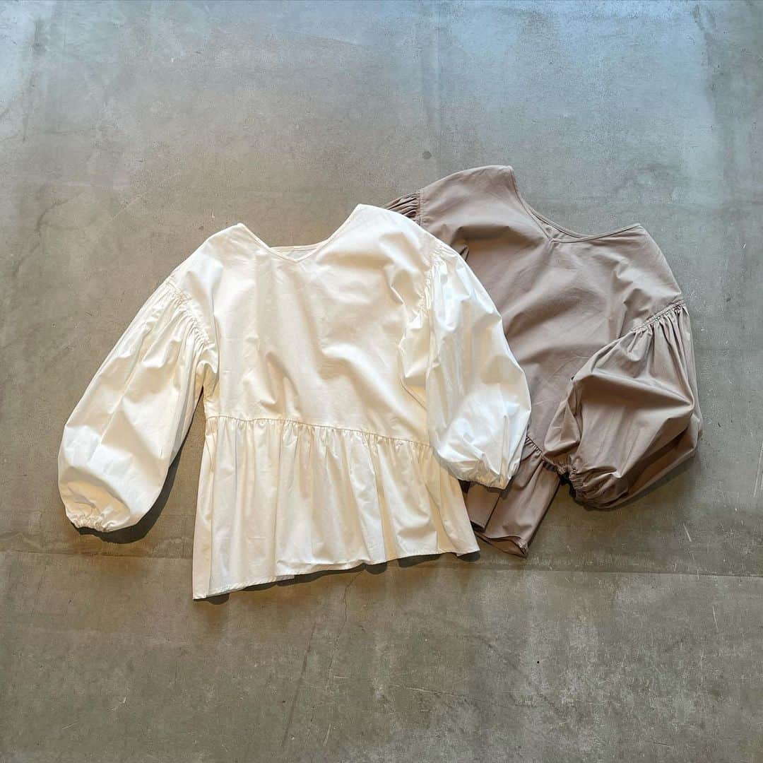 COTORICA.(コトリカ) のインスタグラム：「✔️NEW ARRIVAL﻿ ————————————————————﻿ ﻿ ■バルーンスリーブギャザーブラウス﻿ ¥5,400+tax﻿ ﻿ 1枚でも映えるデザインブラウス。﻿ ﻿ たっぷりとした袖とアシンメトリーに入ったギャザーがポイント。﻿ ﻿ 袖口はゴム仕様なので腕まくりも可能。﻿ ﻿ カジュアルながらも女性らしさのあるブラウスです。﻿ ﻿ ゆったりとしたシルエットなので、カジュアルにスキニーデニムやキレイ目にテーバードパンツ合わせがおすすめ。﻿ ﻿ ————————————————————﻿ #COTORICA. #fashion#coordinate#onlinestore#instafashion#instagood#markstyler#2021ss#コトリカ#ママコーデ#ママファッション#プチプラコーデ#プチプラファッション#春服#春コーデ#ボリュームスリーブ#バルーンスリーブ#デニムコーデ」