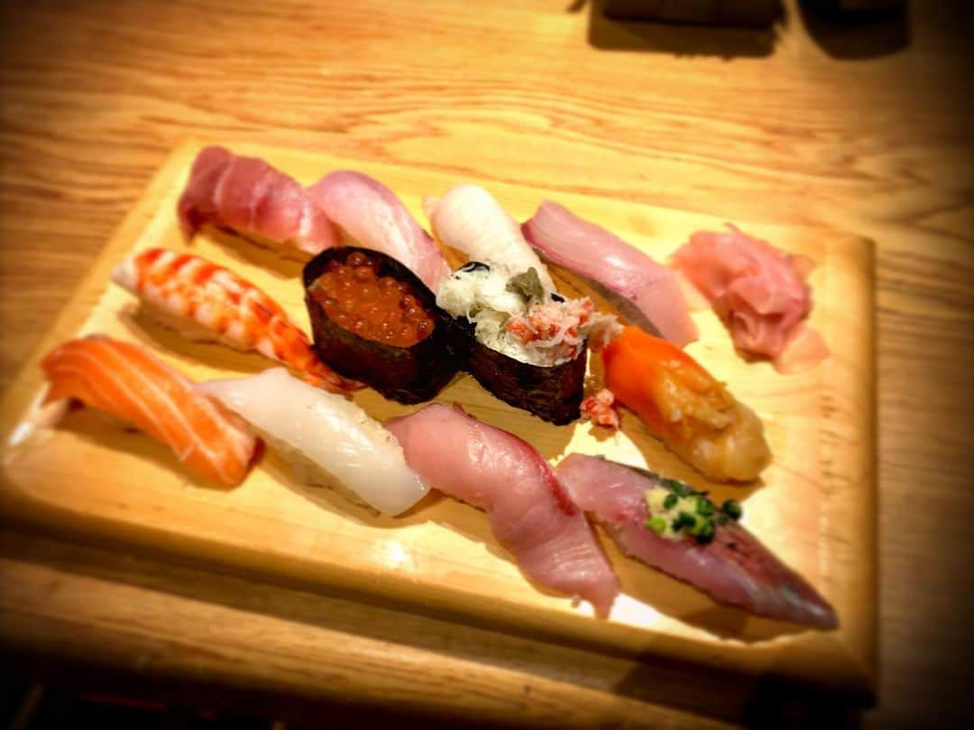 魚金さんのインスタグラム写真 - (魚金Instagram)「深夜の寿司テロやー🍣🍣🍣 実は、ムスブ田町魚金でもお寿司お任せ盛り合わせやってますʕ•̫͡•ʕ•̫͡•ʔ•̫͡•ʔ•̫͡•ʕ•̫͡•ʔ•̫͡•ʕ•̫͡•ʕ•̫͡•ʔ•̫͡•ʔ•̫͡•ʕ•̫͡•ʔ•̫͡•ʔ つまみたくなる気持ちを抑えて、、、🤏🏼🤏🏼🤏🏼しかとお客様の元へと運びまくってまいりましたー。 明日は日曜日🌞 お昼ご飯、昼飲みからお待ちしておりますっ  #魚金 #寿司 #ムスブ田町 #田町 #sushi #sushitime🍣 #sushiporn #寿司三昧 #お腹すいた #飯テロ」2月13日 21時05分 - uokin_koho