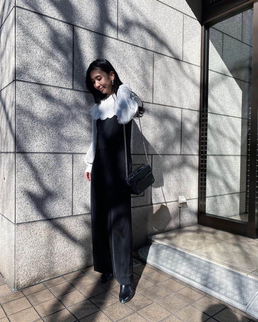 鈴木詩織のインスタグラム：「安定のモノトーン🤍 ブラウスが甘めだったのでロンパースと合わせてみたよ✔︎ サテン生地なんです。  ブラウスは大きい襟がやはりかわいいよね。髪の毛ぴしっと結んでもよかったかな🙄 アクセサリーはシルバーにしてバランス取りました。  blouse / @cadune_official  rompers / @cosstores_jp  shoes / @unitedarrows_official  ﻿ ﻿  #コーデ部#コーデ日記#162cmコーデ#ブラウスコーデ#ブラウス好き#カデュネ#cadune#コスストア#コス#cos#ロンパースコーデ#サロペットコーデ#モノトーンコーデ#jandmdavidson#ジェイアンドエムデヴィッドソン」