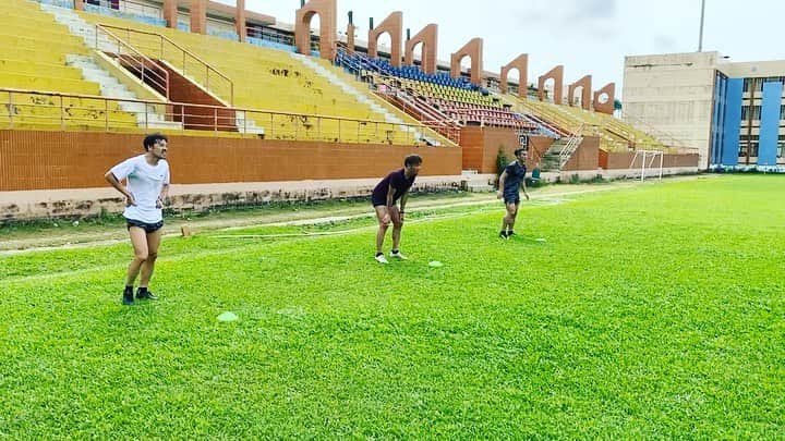 のインスタグラム：「僕達に休みはいらない。こちら33℃  We don't need a day off 合宿4日目 #training #vietnam  #saigon #hochiminhcity  #練習 #stadium #でもたまに休みたい」