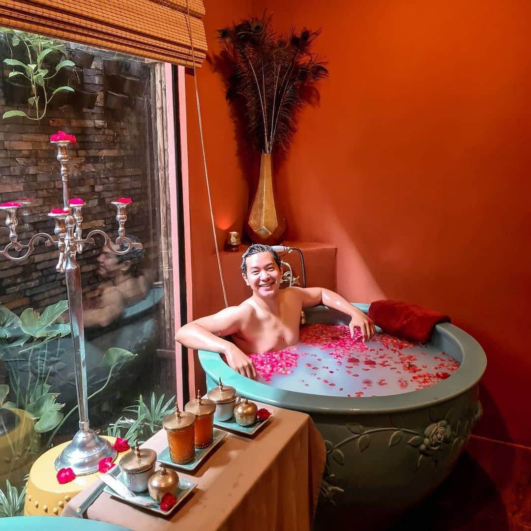 アイス・サランユーのインスタグラム：「วันแห่งการ ปรนนิบัติผิวกาย  @divanathailand  ดูแลผิวหน้าบ่อย แต่ผิวกายไม่ค่อยใส่ใจ จนคนเริ่มทัก ทำไมช่วงนี้ กรำแดด 😄 ก็แน่ดิ ไป ทะเล อาทิตย์ เว้น อาทิตย์  พี่ @bowlingdivana เลยจัดให้  3 ชม 10 นาที เต็มๆ  ทั้ง Scrub aroma นวด แช่น้ำนม หมักผม ครบกระบวนการ กับ Divana Signature กลิ่นกุหลาบ หอมชื่นใจ จนตอนนี้  ต่อด้วยมื้ออาหาร จานพิเศษ สุขภาพดี ที่ @divanasignaturecafe at soi som kid  สบายตัว สบายท้องกันไป 🤗  SPA ที่ได้รับแรงบันดาลใจจากประสาทสัมผัสทั้ง7 คือ รูป รสกลิ่น เสียง สัมผัส จิตวิญญาณ และจินตนาการมันดีงามแบบนี้เองครับ #DivanSpa  #thailandno1landmark #divanamuse」