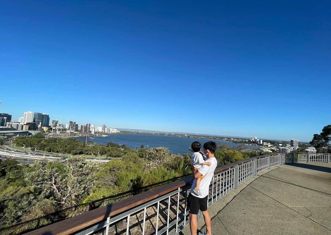 太田宏介のインスタグラム：「『Kings Park』 パースの観光名所・キングスパーク。 自然と都市が融合した美しい街。 子供にこの景色を見せることができて幸せの極み。 何より天気が最高！☀️ #パース  #太田宏介」