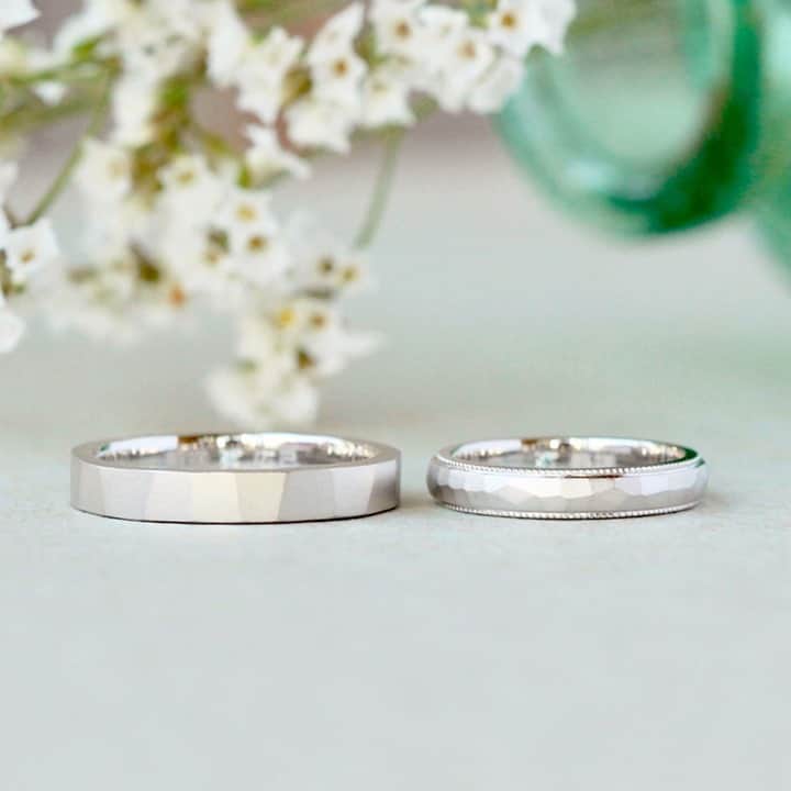 ith / イズ オーダメイド結婚指輪さんのインスタグラム写真 - (ith / イズ オーダメイド結婚指輪Instagram)「表面に金槌で凹凸をつけた 槌目模様の結婚指輪。  職人の手仕事が、 金属の指輪に温もりを宿します。  着け心地を考え 指輪の形は別々のものに。  かわりに、 マット加工をお揃いにすることで しっかりとペア感のある 仕上がりになりました。  ▽ 指輪について 結婚指輪(男性)：槌目夏 Pt900：157,000円〜  結婚指輪(女性)：コローレ Pt900：169,000円〜  公式ハッシュタグ🤳✨ #イズマリッジ  【オンラインサポートOPEN】 お二人それぞれのご自宅にいながら 指輪のオーダーメイドができる、 ithのオンライン相談もご活用ください💻 ご試着最多6点まで、レンタル可能です💍  #マリッジリング #エンゲージリング #結婚指輪 #婚約指輪 #カスタマイズ #指輪 #ダイヤモンドリング #婚約 #プレ花嫁 #ナチュラルウェディング #結婚指輪探し #指輪選び #指輪探し #結婚指輪選び #ペアリング #プロポーズ #特別感　 #オーダーメイドリング #結婚指輪オーダー #ゴールドリング #パーソナライズ #結婚準備 #花嫁  #2021春婚 #2021夏婚 #2021秋婚"」2月13日 21時20分 - ith_marriage