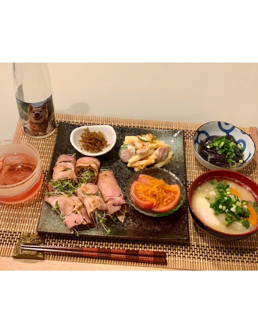 shibainu berryさんのインスタグラム写真 - (shibainu berryInstagram)「Dinner🐻🦊🍴 ①先日の夜ご飯〜豚肉とキャベツ炒め😋 ぶにゅからの食べ終わったらキッチンで爆睡💤 ②むくみも完食😊 ③おかんご飯😋 ＊ローストポーク ＊トマトサラダ🍅 ＊マカロニサラダ ＊ちりめん山椒 ＊ナスの揚げ浸し ＊卵のお味噌汁 ・ もったいなくて最後の一杯なかなか飲めなかった叶夢酒造 @tomotom69 のやまもも酒🍷最後頂きました〜✨美味しい上にこのボトル💕ボトルは永久保存🥰 #べりむくご飯 #❤️迷子犬の掲示板四国 @maigo_dog_shikoku #めざせ迷子犬ゼロ👌 #柴犬 #べりやん #べりむく #多頭飼い #徳島 #berry #shiba #shibainu  #shibainumania #shibastagram #instashiba #ぷにっと部 #口角キュキュッと部  #チーム俺様 →部員絶賛募集中 #shiba_snap #proudshibas #instagramjapan #ふわもこ部 #pecoいぬ部 #pecotv #buzzfeedanimals #dogsofinstagram #9gag @9gag @barked」2月13日 21時12分 - shibainu.berry