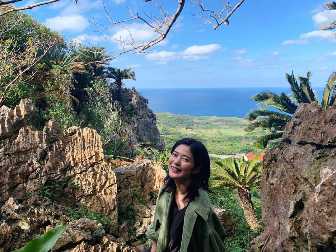 一双麻希 さんのインスタグラム写真 - (一双麻希 Instagram)「#大石林山 投稿続きですが⛰ ジャングルのような景色の間から、、絶景photo spot☻📸✨ 緑の中を歩いていて、いきなり岩の間から海が広がっていて驚きました。 やっぱり自然のパワーは偉大だなぁ。😌 写真を見返していると、また早く旅したくなります。。 ・ ・ #過去pic #沖縄旅行 #いっそうまきchannel  #パワースポット #女子旅 #沖縄女子旅 #自然が好き #海が好き #トレッキング女子 #トレッキング #登山 #登山初心者 #旅好き女子 #アウトドア好き #アウトドア女子 #沖縄観光 #沖縄 #沖縄旅 #沖縄おすすめスポット #絶景 #日本の絶景 #naturephotography #japanview #powerspot #okinawa #okinawatrip #outdoors #trekking #hiking」2月13日 21時14分 - isso_maki315