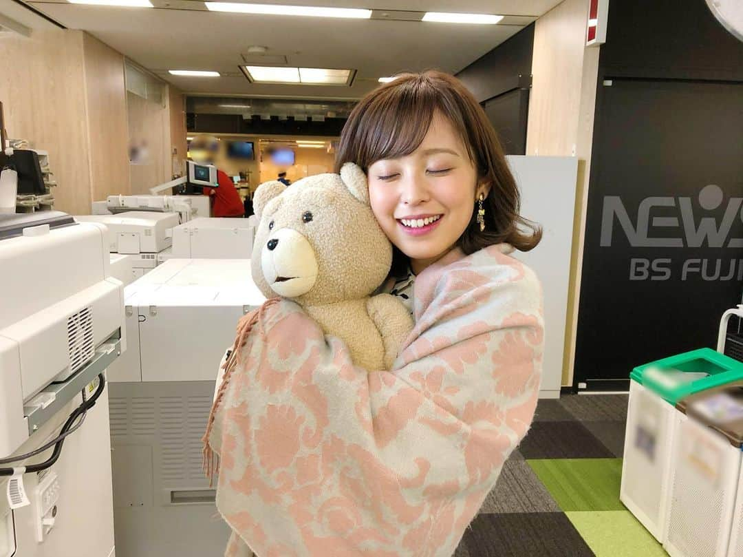 久慈暁子さんのインスタグラム写真 - (久慈暁子Instagram)「* なぜか報道フロアにずっとある tedのかわいいぬいぐるみ🧸🧡💛 背中がこわれていて手術したらしい。 思わず可愛くてぎゅーっと 抱きしめてしまいました🤤 * #ted #ぬいぐるみ #テディーベア　 #🧸」2月13日 21時15分 - kuji_akiko