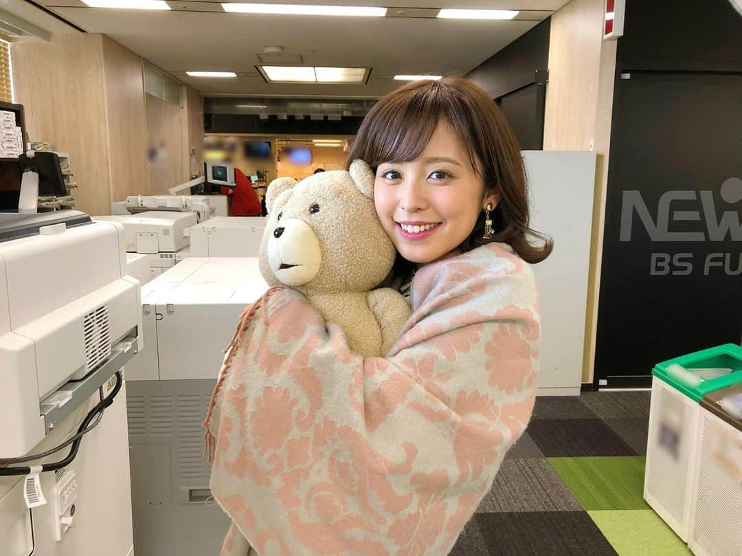 久慈暁子さんのインスタグラム写真 - (久慈暁子Instagram)「* なぜか報道フロアにずっとある tedのかわいいぬいぐるみ🧸🧡💛 背中がこわれていて手術したらしい。 思わず可愛くてぎゅーっと 抱きしめてしまいました🤤 * #ted #ぬいぐるみ #テディーベア　 #🧸」2月13日 21時15分 - kuji_akiko