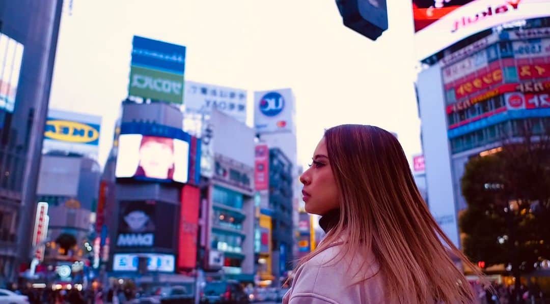 Licanaのインスタグラム：「いよいよ明日は久しぶりのリリース日。 声かけてくれた @diablo_bowwow に感謝。有難うね😈  ここ数年みんなの元に音楽を届ける事がだいぶ少なかったけど...2021年、ここから気持ち新たに進んでいきます✨  まずは0時回ったらDLよろしくね💜 iTunesStoreは予約配信スタートしてるからgetしてね🥺👍  -----------------------------------  みんな、好きな人に会えてますか？  逢いたいのに逢えない... 近くにいるのにまだ遠い...  距離を乗り越える2人の愛。  気軽に会う事の許されない『今の世の中』  こんな時代に生きる、  男女の姿を鮮明に映し出したラブソングが完成。  DIABLO 初の女性アーティスト"Licana"を迎え、  更に"DJ PMX サウンド" に乗せて渾身の 1 曲を届ける。  Distance feat. Licana Prod by @djpmx_locohama  2021年2月14日(日) 全配信サイト配信開始  DBL MUSIC / BOWWOW RECORDZ  #diablo #Licana #DJPMX #distance  #TOKYO #OSAKA #JAPAN #JAPINA #Singer #1988 #KeepSmiling #KeepSinging #yolo #LuvMyLife」