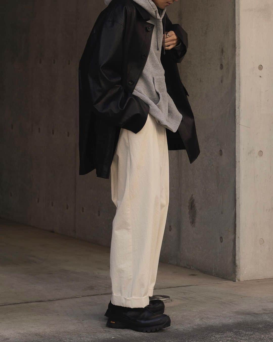 Ryoさんのインスタグラム写真 - (RyoInstagram)「ㅤㅤㅤㅤㅤㅤㅤㅤㅤㅤㅤㅤㅤ 春は、レザーブルゾンをうまく着こなしたいな🧥 In this spring I want wear lather item nicely✌️  ㅤㅤㅤㅤㅤㅤㅤㅤㅤㅤㅤㅤㅤ jacket:#ssstein  hoodie:#ryotakashima pants:#ssstein shoes:#jilsander」2月13日 21時16分 - ryo__takashima