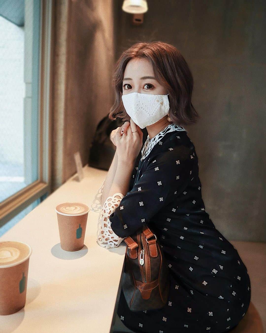のインスタグラム：「😷❤︎❤︎﻿ ﻿ ﻿ 白のレースマスクに﻿ マスクチャームつけてみた😌🌹☕️﻿ たくさん種類あるから選ぶの楽しい😳💞﻿ ﻿ マスクもチャームも﻿ #ミニョンドゥビジュー  (@mignon_de_bijoux )のものです💍💫﻿ ﻿ ﻿ ﻿ ﻿ 以前ストーリーには書いたのですが、﻿ コラボライブがすごく好評だったので、﻿ この１ヶ月間インスタの投稿でも﻿ コラボさせていただくことになりました！👭💞﻿ ﻿ ということで﻿ 今月は @mignon_de_bijoux さんのアイテムが﻿ たくさん登場しているよ😍🙏🏻❤️﻿ ﻿ ﻿ ﻿ ﻿ ﻿ ＼プレゼント企画💝／﻿ ﻿ ミニョンドゥビジューさんでは、﻿ 本日2/13〜2/18 23:59まで  ＂ニューマスクチャーム発売記念＂として﻿ リポストor投稿でマスクチャームを﻿ 10名の方にプレゼントする﻿ キャンペーンを開催中です😍❤️❤️﻿ ﻿ ﻿ 10名だから当たる確率高いはず！😳﻿ ストーリーにリポストでokなので﻿ 誰でも参加できると思います😌💞﻿ ﻿ ﻿ 参加方法や注意事項は﻿ @mignon_de_bijoux の プレゼント詳細投稿をみてみてね！👀✨﻿ フォロワーさんに当てて欲しいなあ😍💌❤️﻿ -----------------------------------」