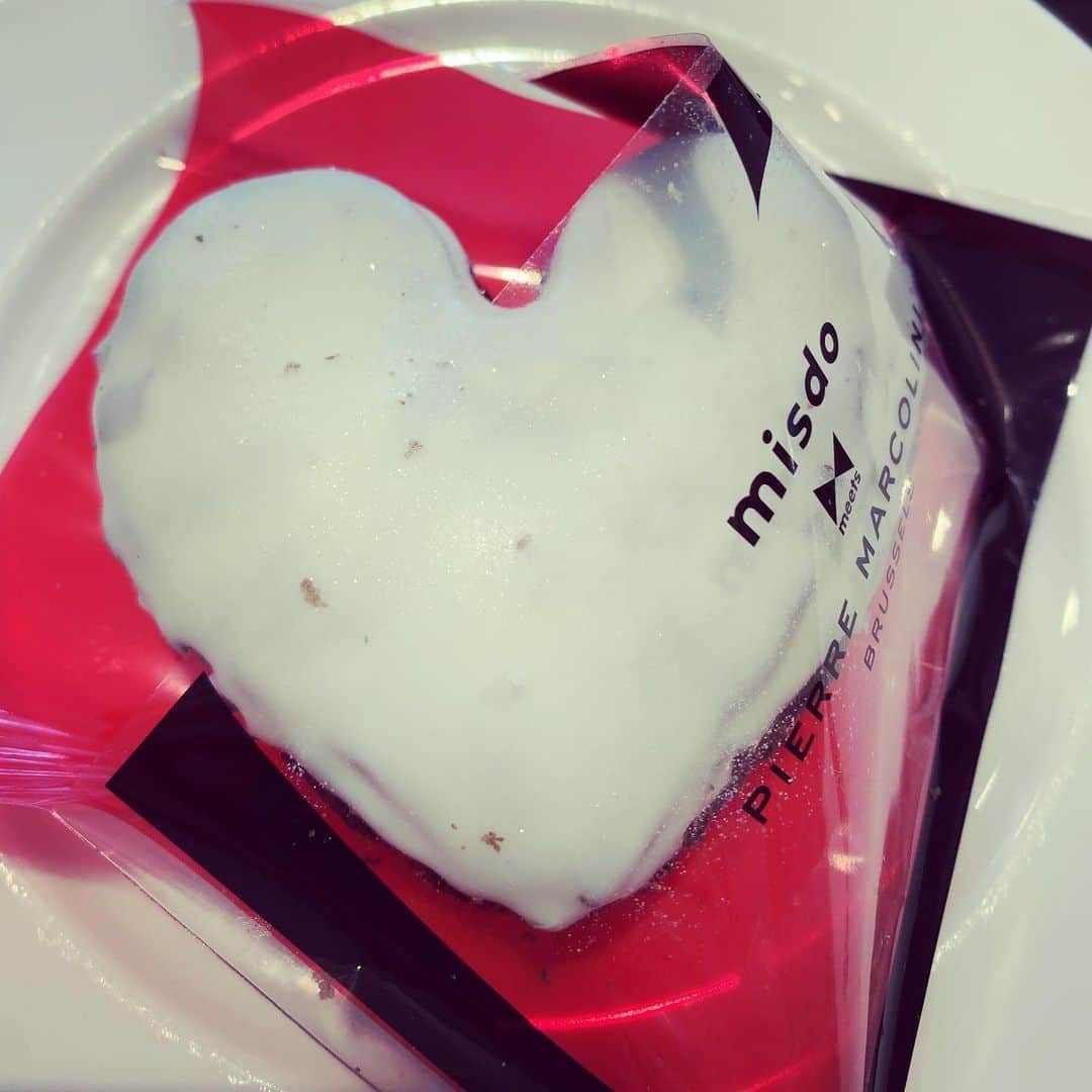 加藤千恵のインスタグラム：「みなさま、よいバレンタインを。  チョコレート！　きみも一緒に聞いてくれ「好きだ」以上の言葉を探せ（梅本直志さんの短歌）」