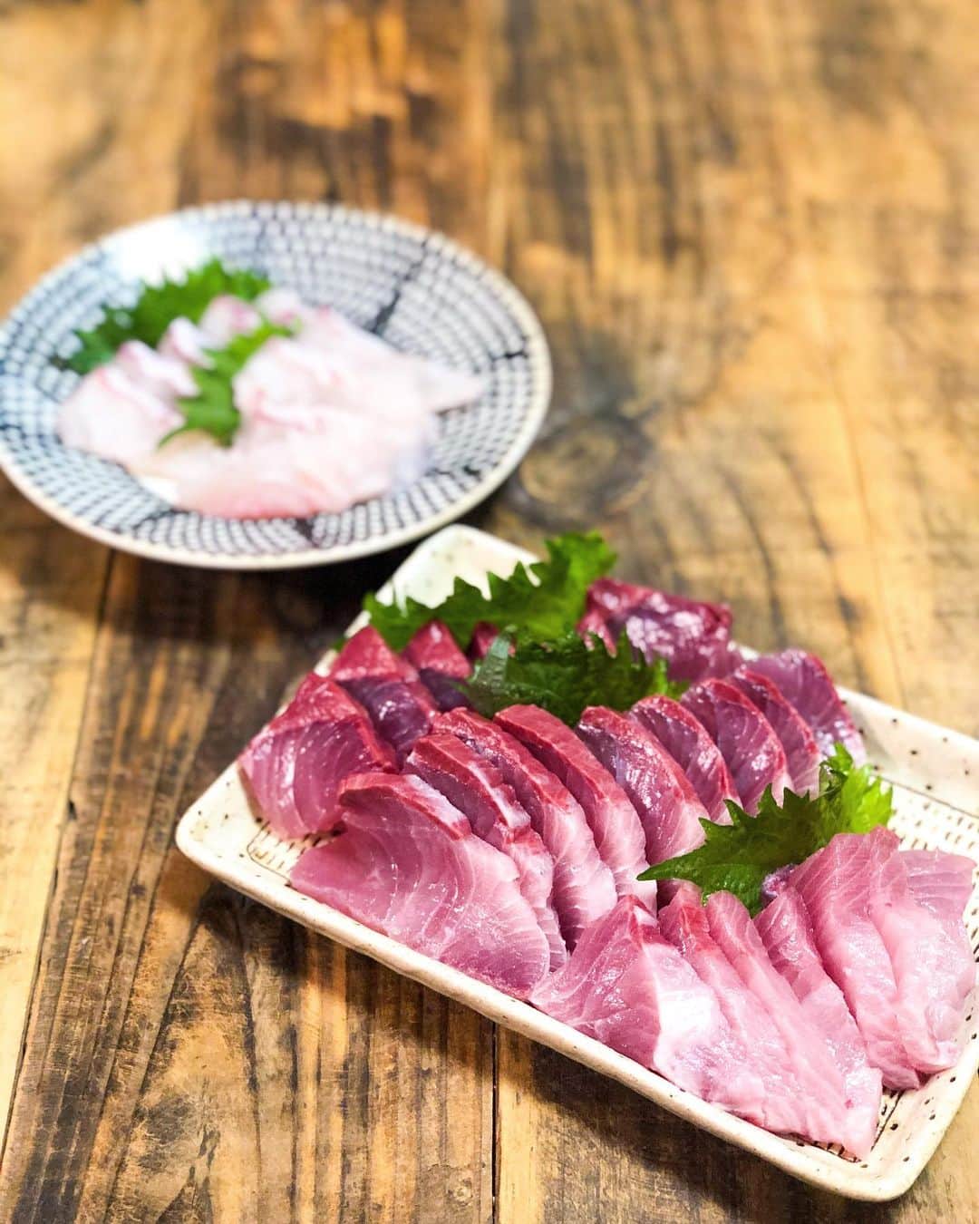 chaako ちゃあこのインスタグラム：「2021.2.13 * * 釣り立ての鰤と鯛のお刺身パーティー💓 * ストーリーに載せましたが、旦那の弟くんが大きな大きな鰤と鯛を釣ったと言う事で、捌いて〜って持って来たので頑張りました(笑) * 大きいの釣ったらしいって旦那が言ってたけど、思ってたのよりも3倍は大きかったー( ꒪Д꒪) * いや、これ、魚屋さんが捌くやつー(笑) * うちのヘボヘボ包丁じゃ駄目なやつー(꒪ȏ꒪;) でも頑張りました(笑)もうね、捌くって言うよりも、格闘よ。体力バリ使うやつ(笑) * まず鰤は1人で持てないくらいに重かったし、鯛を捌く頃にはもう写真撮る元気も無く…(￣m￣*) * 捌いた後に気づいたけど、うち、出刃包丁あるやん。専門学校の時の包丁セットあるやん。こんな時に使わなくていつ使うんー( º口º )〣 って心の中で叫びました。もう叫ぶ力も残って無かったから🤣 * でも凄くない？めっちゃ褒めて欲しいー🤣 自分で頑張った感が半端ない(笑) * で、頑張って捌いて、鰤も鯛も半分貰って。 まずはお刺身で今日は堪能しました♡ * それが美味し過ぎたー(*≧∀≦) 釣り立てってこんなに美味しいのね。 頑張って捌いた甲斐がありました♡ * カマや頭の方も貰ったけど、うちだけじゃ食べきれないので、実家の方へもお裾分け(*´ｰ`*)ﾉ * 丁度姪っ子が美味しい食パン持って来てくれたので、物々交換しました(￣m￣*) * 残りはどうやって食べようかな♡ 大きかったから捌く大変だったけど、お魚捌くの、やっぱり楽しかった(･∀･) * * *」