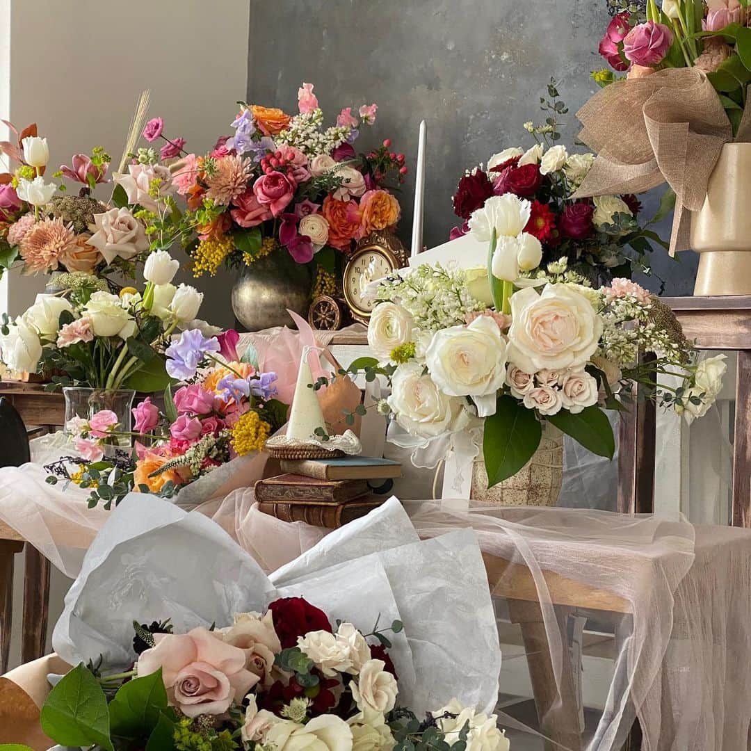 플로리스트 김애진(케이라플레르)さんのインスタグラム写真 - (플로리스트 김애진(케이라플레르)Instagram)「케이라 창업반 출신의 감각적인 플라워샵을 소개해드려요. 미국에서 오픈해서 미국에 계신 분들께 꼭 소개해드리고 싶어요.  코로나가 없어져서 저도 꼭 방문해보고 싶어요! 많은 응원 부탁드립니다 ☺️👍🏻   @_flowerpalette   주소: 901 Glyndon St SE, Vienna, VA 22180  A florist from keira open a flower shop in Vienna(near Washington City, USA). She is a qualified florist who took a flower course of keirafleur(Seoul) last year.  It will be a flower shop loved by many people living in Vienna and Washington City.  ○Shop Name: @_flowerpalette ○Shop Address 901 Glyndon St SE, Vienna, VA 22180 (20 mins drive from Washington DC)」2月13日 21時25分 - keirafleur