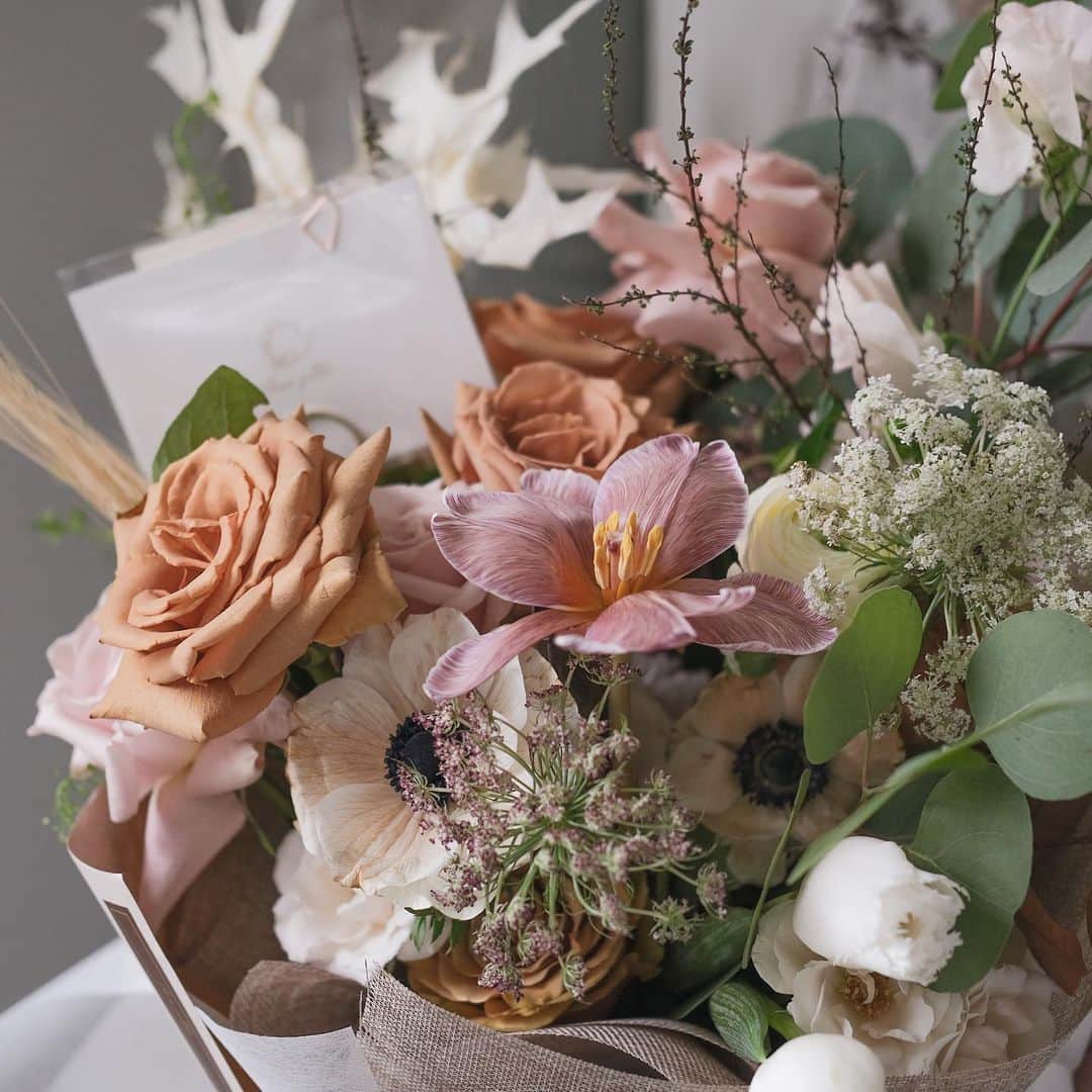 플로리스트 김애진(케이라플레르)さんのインスタグラム写真 - (플로리스트 김애진(케이라플레르)Instagram)「케이라 창업반 출신의 감각적인 플라워샵을 소개해드려요. 미국에서 오픈해서 미국에 계신 분들께 꼭 소개해드리고 싶어요.  코로나가 없어져서 저도 꼭 방문해보고 싶어요! 많은 응원 부탁드립니다 ☺️👍🏻   @_flowerpalette   주소: 901 Glyndon St SE, Vienna, VA 22180  A florist from keira open a flower shop in Vienna(near Washington City, USA). She is a qualified florist who took a flower course of keirafleur(Seoul) last year.  It will be a flower shop loved by many people living in Vienna and Washington City.  ○Shop Name: @_flowerpalette ○Shop Address 901 Glyndon St SE, Vienna, VA 22180 (20 mins drive from Washington DC)」2月13日 21時25分 - keirafleur