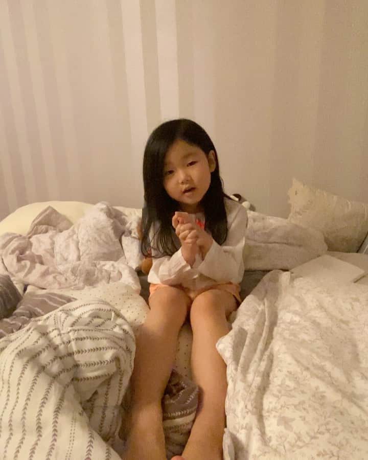 パク・タミのインスタグラム：「- “엄마, 내가 엄마를 위해 노랠 만들었어요~”  너는 그냥 달달이~~ 목소리도 그냥 사랑 you are my sunshine 할때 뒤집어지는 그 목소리! 너무 너무 사랑스러워서 보여주고 싶고. . 막. . 그래서^^;  #mydarlingdaughter   (아이들 관련 사진은 기사화 되는걸 원치 않습니다🙏🏻)」