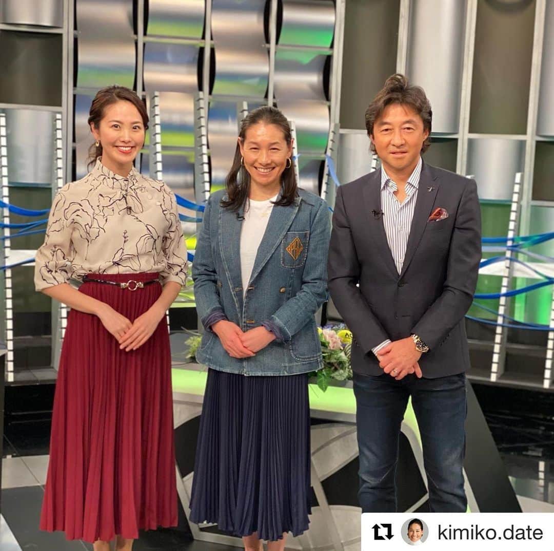 渋佐和佳奈のインスタグラム：「#伊達公子 さんの投稿が嬉しくて、ついついシェアです😊🌈  こちらこそ伊達さんとのお時間、いつも楽しくて大好きです✨ スタジオも、それ以外の時も、いろんな話をさせていただき、楽しさのあまり2枚目をご覧の通りです😆🍀  ナイトセッションのスタジオは #村上武資 さんもご一緒にお届けしました^_^！ 私は来週の金曜に再びスタジオに戻るので、またお会いできるのが楽しみです❣️  そして全豪オープテニスは早いもので、今日で男女シングルスベスト16が出揃いました。大会もセカンドウィークに突入し、ますますタフな戦いが始まります。 皆さまもWOWOWで一緒に熱戦の模様を見届けましょう😊  #Repost @kimiko.date with @get_repost ・・・ Australian Open 2021 Day6 今日はスタジオは近藤くんと一緒だった時は撮り忘れたー。ナイトセッション前のスタジオでは #村上武資 さんと。 #渋佐和佳奈 アナとは楽しくやらせていただいています。 解説はNO.1バーティの試合。 スタジオの写真に加えてスタジオで渋佐さんとの楽しい会話で笑いが絶えない本番前、打ち合わせ中、メイクをやっていただきながらタブレットで情報確認中です。 今日の衣装#poloralphlauren でした。  #伊達公子 #kimikodate  #テニス  #テニスプレイヤー #tennis  #tennisplayer #2021年2月日 #2021 #2021年 #day6 #australianopen #australianopen2021 #AO2021 #全豪オープンテニス #全豪オープンテニス2021 #Melbourne #メルボルン #wowow #wowowテニス #wowowテニスアンバサダー #Poloralphlauren」