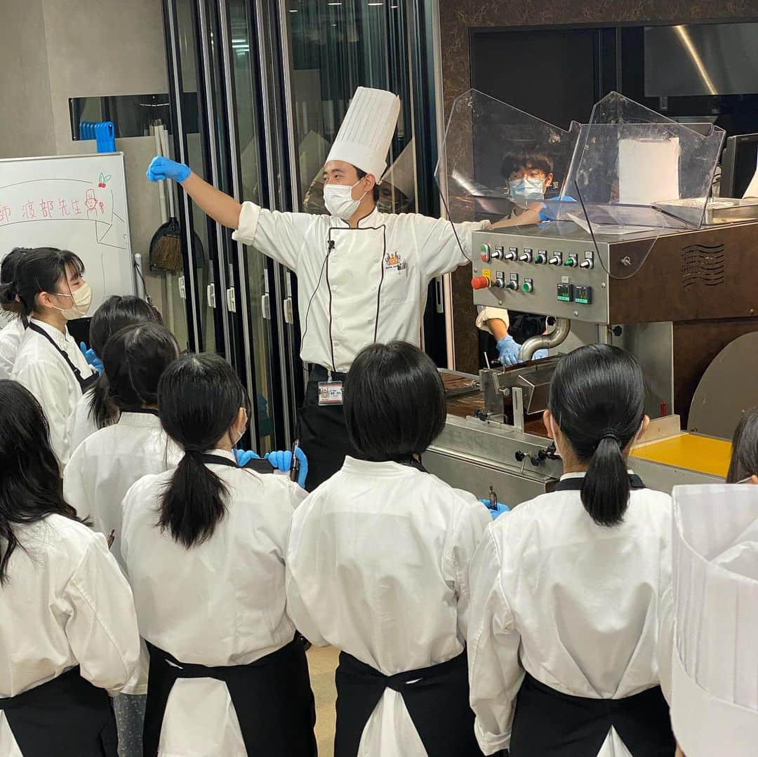 札幌ベルエポック製菓調理専門学校【公式】のインスタグラム：「スペシャルオープンキャンパス ❤️バレンタイン❤️ ご参加ありがとうございました😊  ショコラティエ体験 ボンボンショコラに チャレンジ‼️  フランス🇫🇷ショコラブランド ヴァローナ社のショコラを 存分に体験して頂きました❤️  ベルエポックでは2年間で エコールヴァローナ東京の ショコラティエから 技術、知識を学びます。  一流から学ぶ 特別授業についてたっぷり お話しさせていただきました😊  バレンタインは2月14日 明日の体験も お待ちしております❤️  #ベルエポック  #おでかけ授業 #特別授業 #業界直結 #プロから学ぶ #本物 #学び #製菓  #調理  #カフェ  #製菓調理専門学校ベルエポック #衛生管理  #食材教育 #札幌ベルエポック製菓調理専門学校 #いろいろな体験と #たくさんの出逢い #可能性が広がる #ベルエポック #学ぶ #身につく #技術 #instagram #バレンタイン」