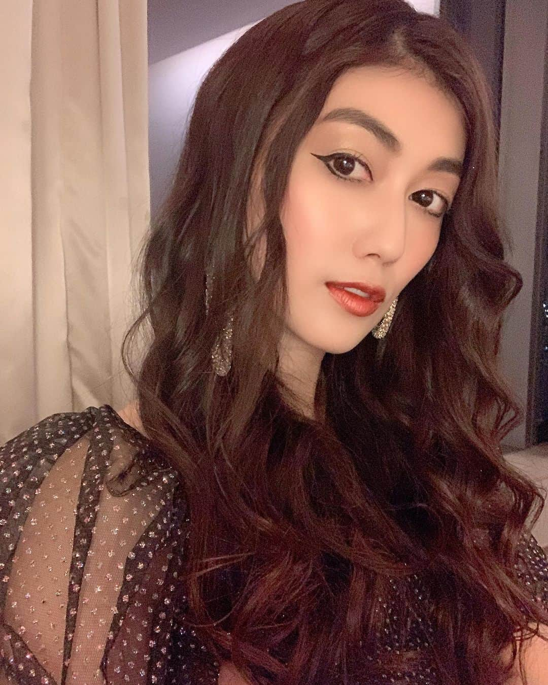 小笠原エリイのインスタグラム：「❤️💋🌹🍫❤️😈 ・ ・ #happychinesenewyear #holiday #weekend #happyvalentinesday #valentineday #selfie #chinesenewyear #makeup #haveaniceweekend #model #modelselfie #japanesemodel #modellife #loveletter #japanese #hongkong #saturday #hongkonglife #anythingispossible #wemanagementhk #kikomilano #happynewyear2021 #モデル #旧正月 #チャイニーズニューイヤー #小笠原エリイ」