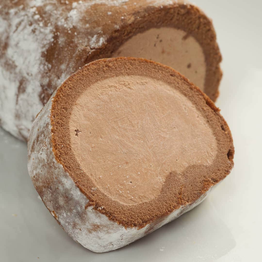 Shinkinedo Group inc.さんのインスタグラム写真 - (Shinkinedo Group inc.Instagram)「【ショコラスターロール】 カカオの風味豊かなチョコレートクリームをたっぷり巻き込んだロールケーキ。 生地に最高級ココアを混ぜ込み、しっとりふわふわに仕上げました。 豊かな味わいのカカオを使用したクリームとココア味のふわふわ生地は相性抜群の美味しさです。 価格：1本 1,512円（税込）  #ロールケーキ #ショコラ #バレンタイン#贈り物 #プレゼント#新杵堂#通販#お取り寄せ#スイーツ#お菓子#sweets#instafood#チョコレート」2月13日 21時32分 - shinkinedo