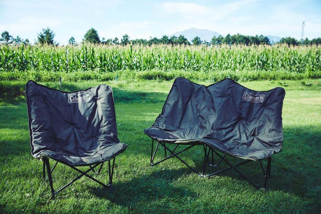 Coleman Japanのインスタグラム：「＼ソファ🛋️ のような座り心地！／  ソファのような座り心地で、軽くて持ち運びに便利な「ソファチェア」が登場✨キャンプではもちろん、おうちでも使えるソファチェアをチェック。 ・ ・ ・ #灯そうColeman #灯そうコールマン #灯そう #Coleman #コールマン #Camp #キャンプ #Outdoor #アウトドア #コールマンチェア #チェアリング #ソファチェア #おうちキャンプ」