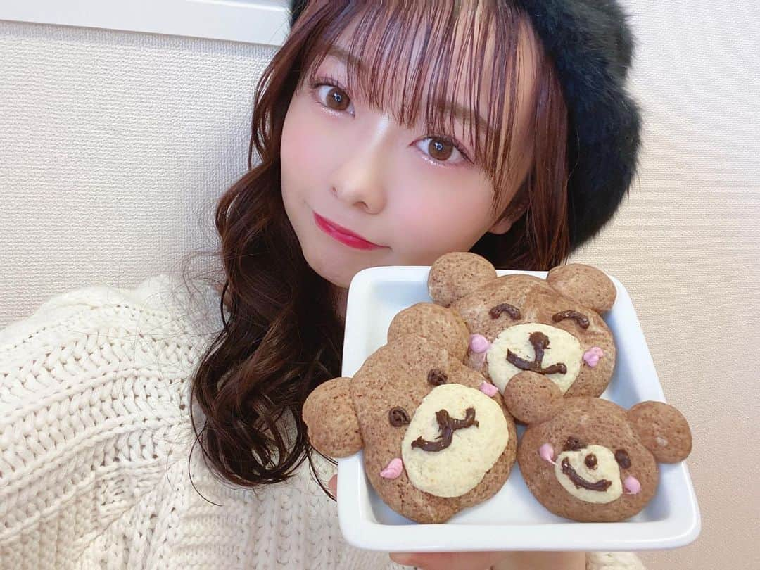 涼本理央那のインスタグラム：「﻿ ﻿ ﻿ 配信の企画で﻿ バレンタインお菓子作った〜！！❤️﻿ ﻿ くまのクッキーだお🐻﻿ 食べ物は食べる専門なので作ったりまっったくしないけど意外と我ながら上手くできた方だったのでまた機会があったら作りたいな〜👨🏻‍🍳﻿ (失敗作も記念に載せておく)﻿ ﻿ #バレンタイン #バレンタイン手作り #バレンタインクッキー #クッキー #手作りクッキー #くま #🐻」